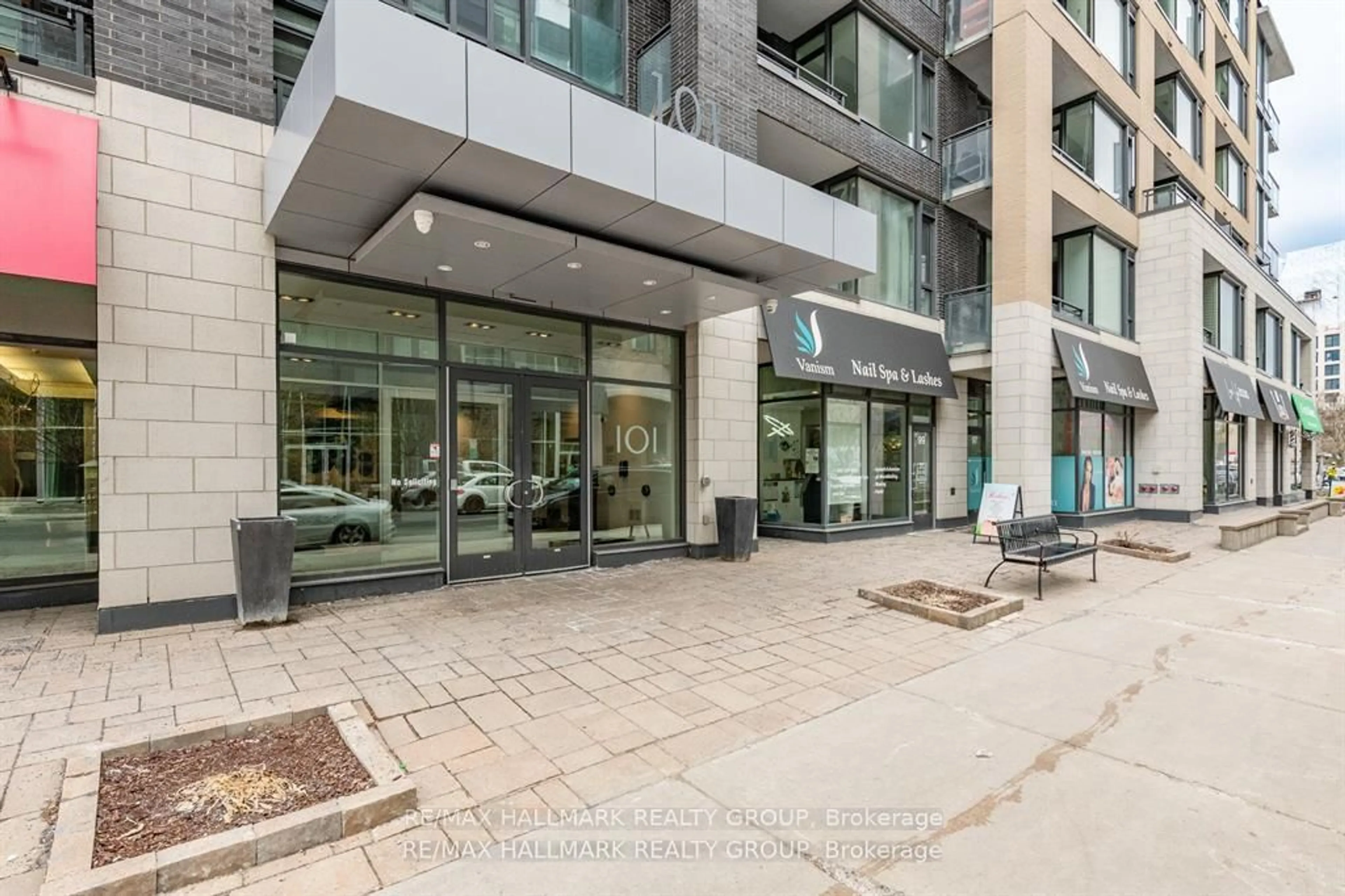 Indoor foyer for 101 Richmond Rd #319, Ottawa Ontario K1Z 0A6