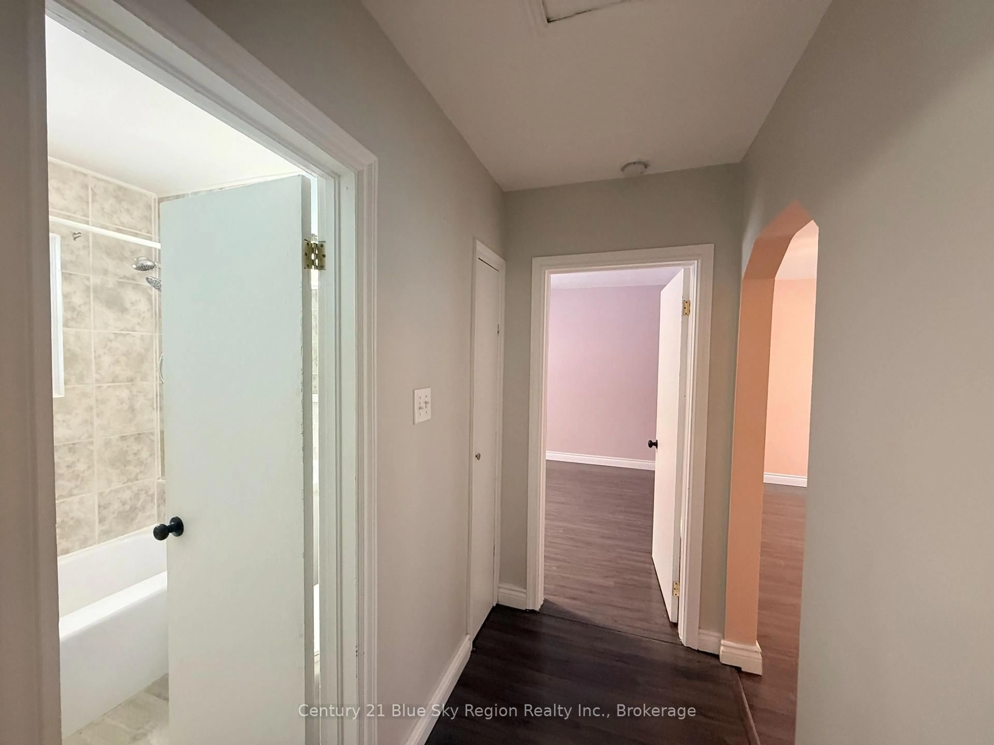 Indoor entryway for 578 Mcphail St, North Bay Ontario P1B 5Z2