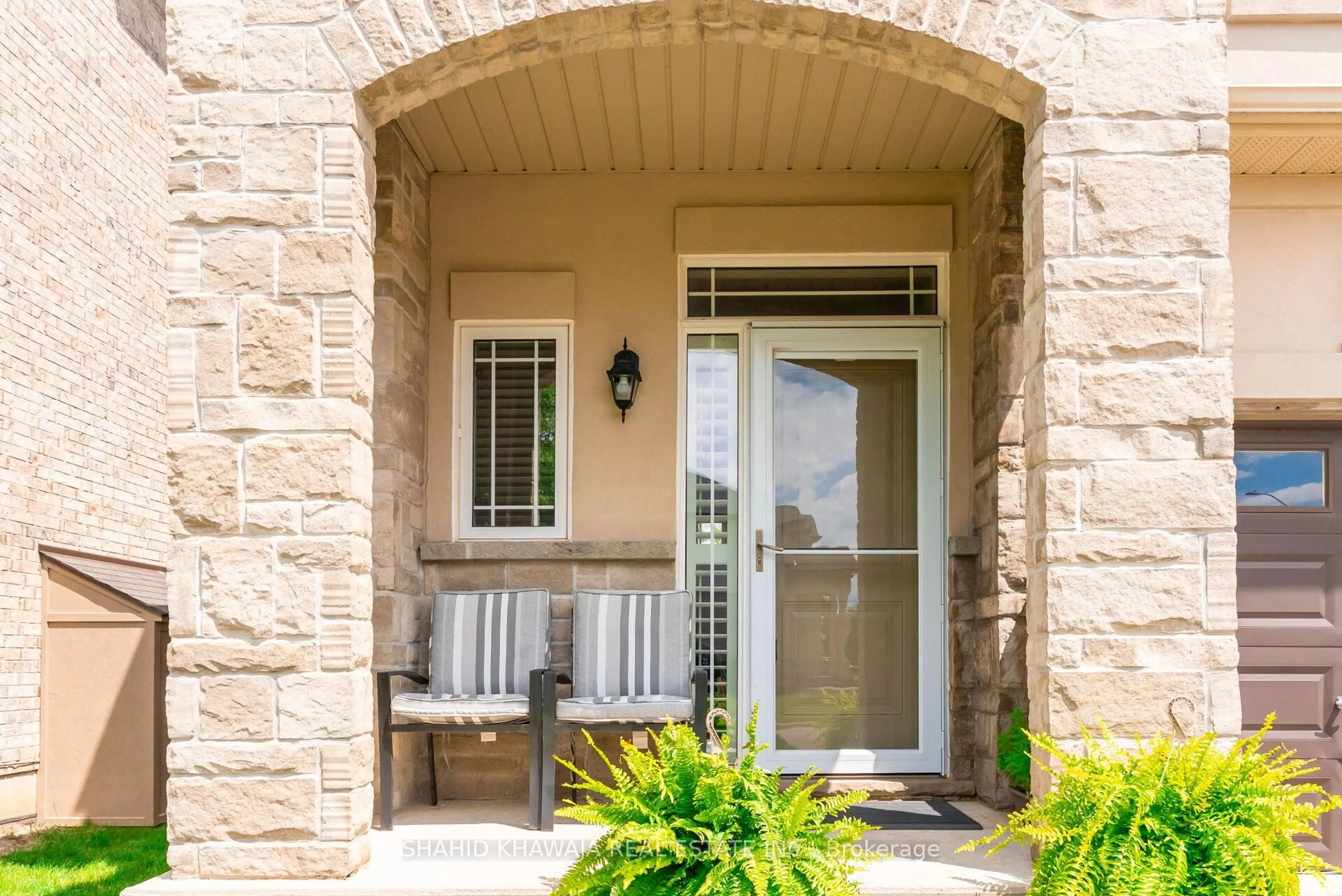 Indoor entryway for 49 Candlewood Crt, Hamilton Ontario L8J 0C4