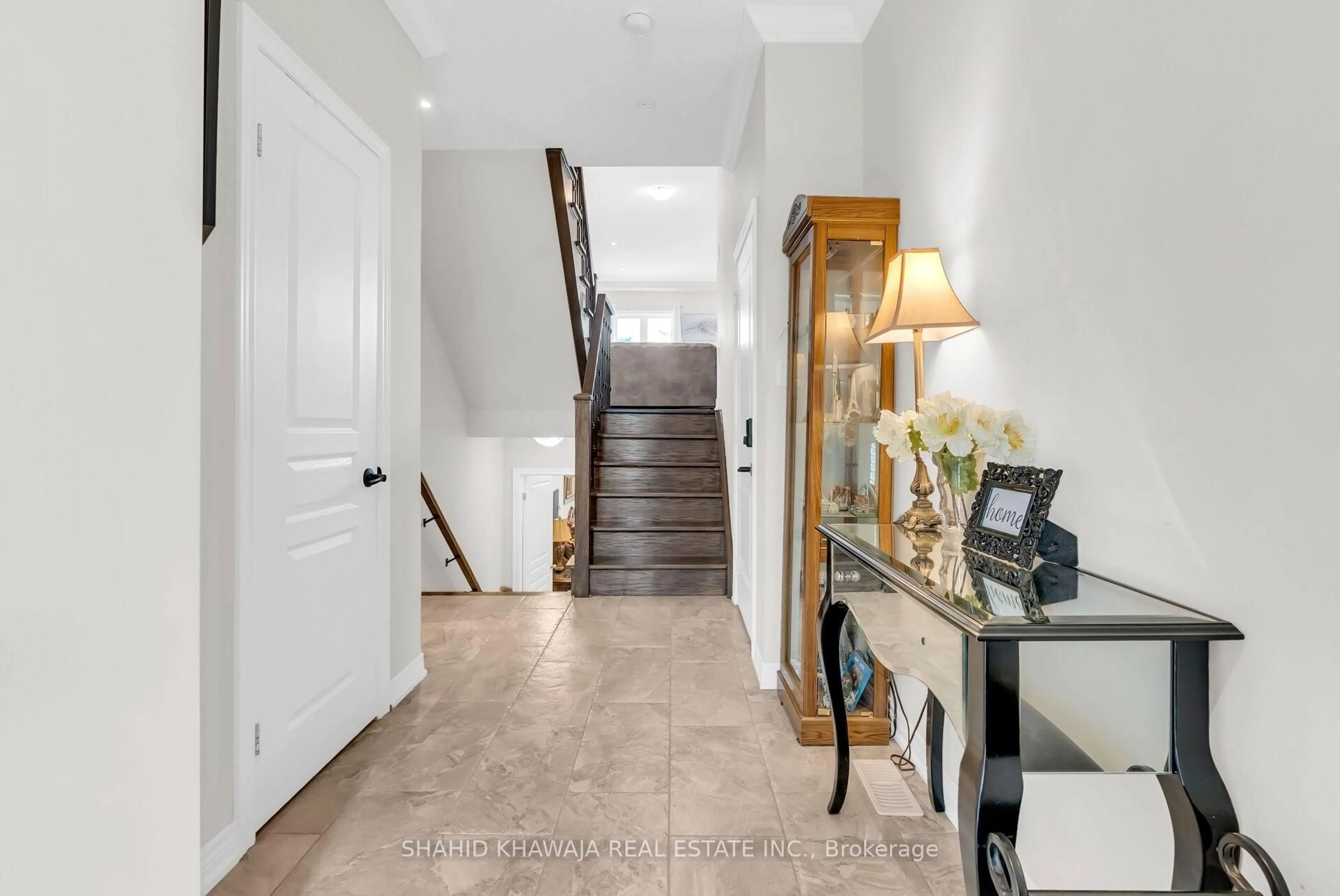 Indoor entryway for 49 Candlewood Crt, Hamilton Ontario L8J 0C4