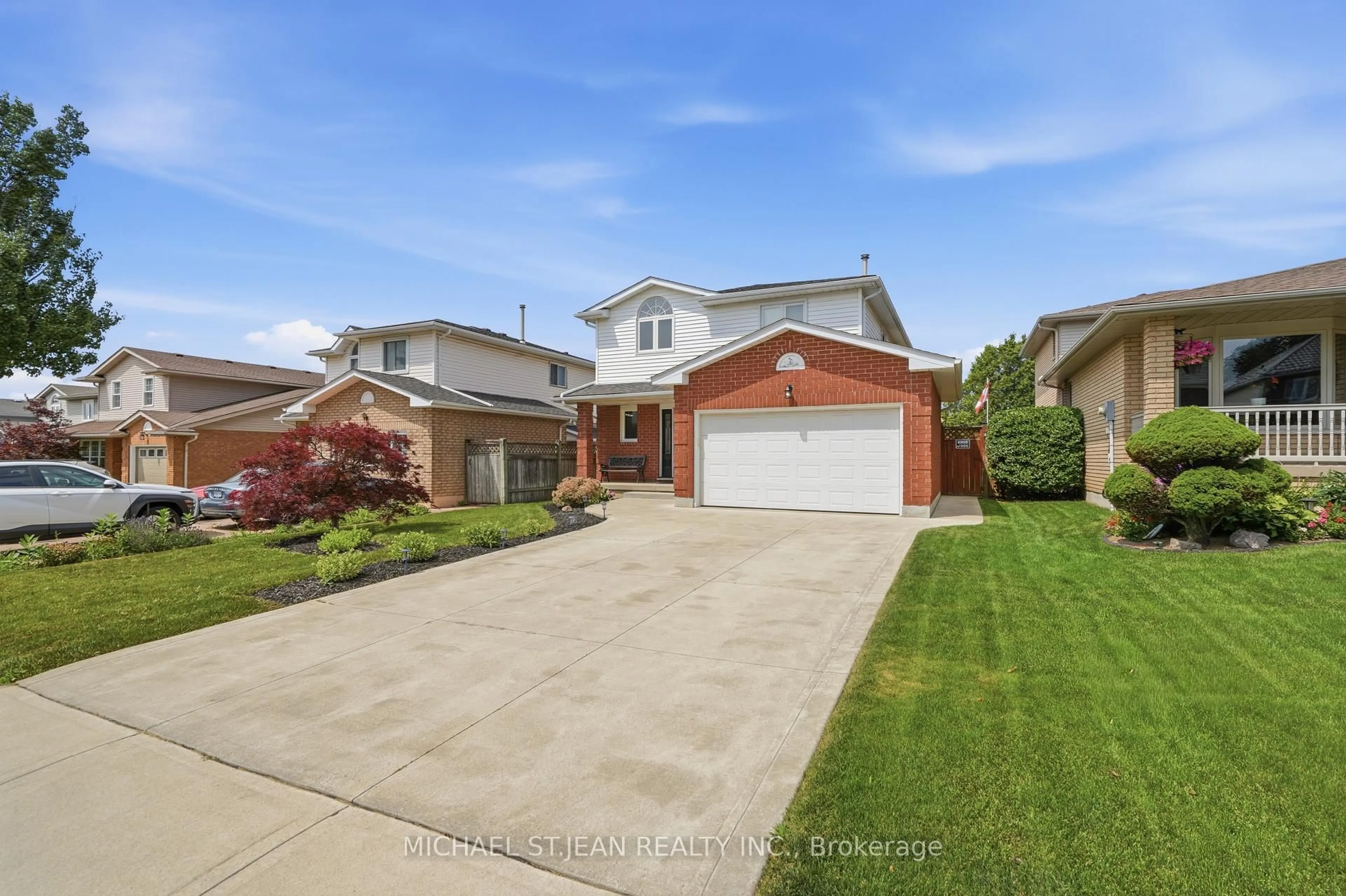 A pic from outside/outdoor area/front of a property/back of a property/a pic from drone, street for 31 Fano Dr, Hamilton Ontario L8W 3J7