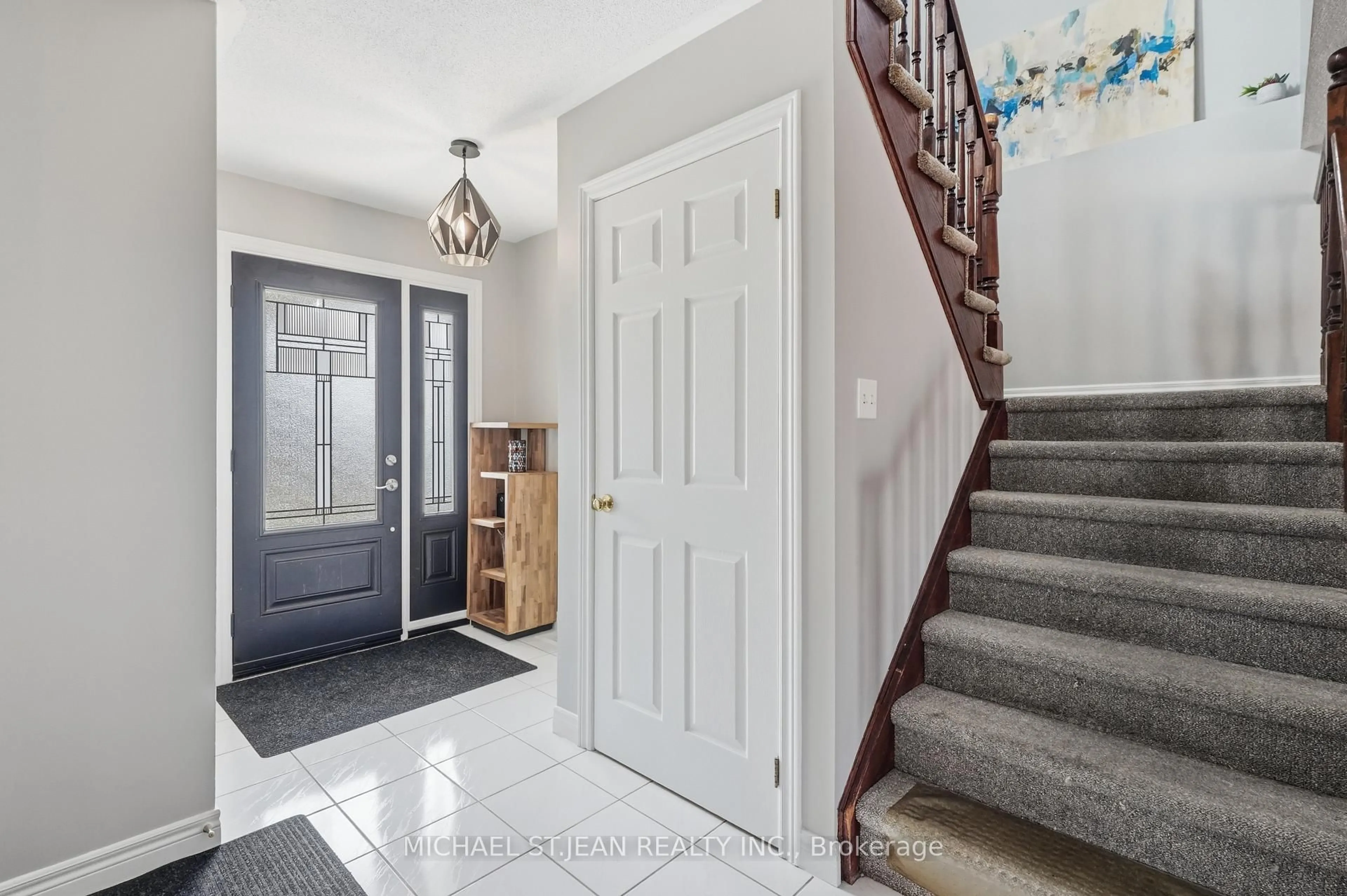 Indoor entryway for 31 Fano Dr, Hamilton Ontario L8W 3J7