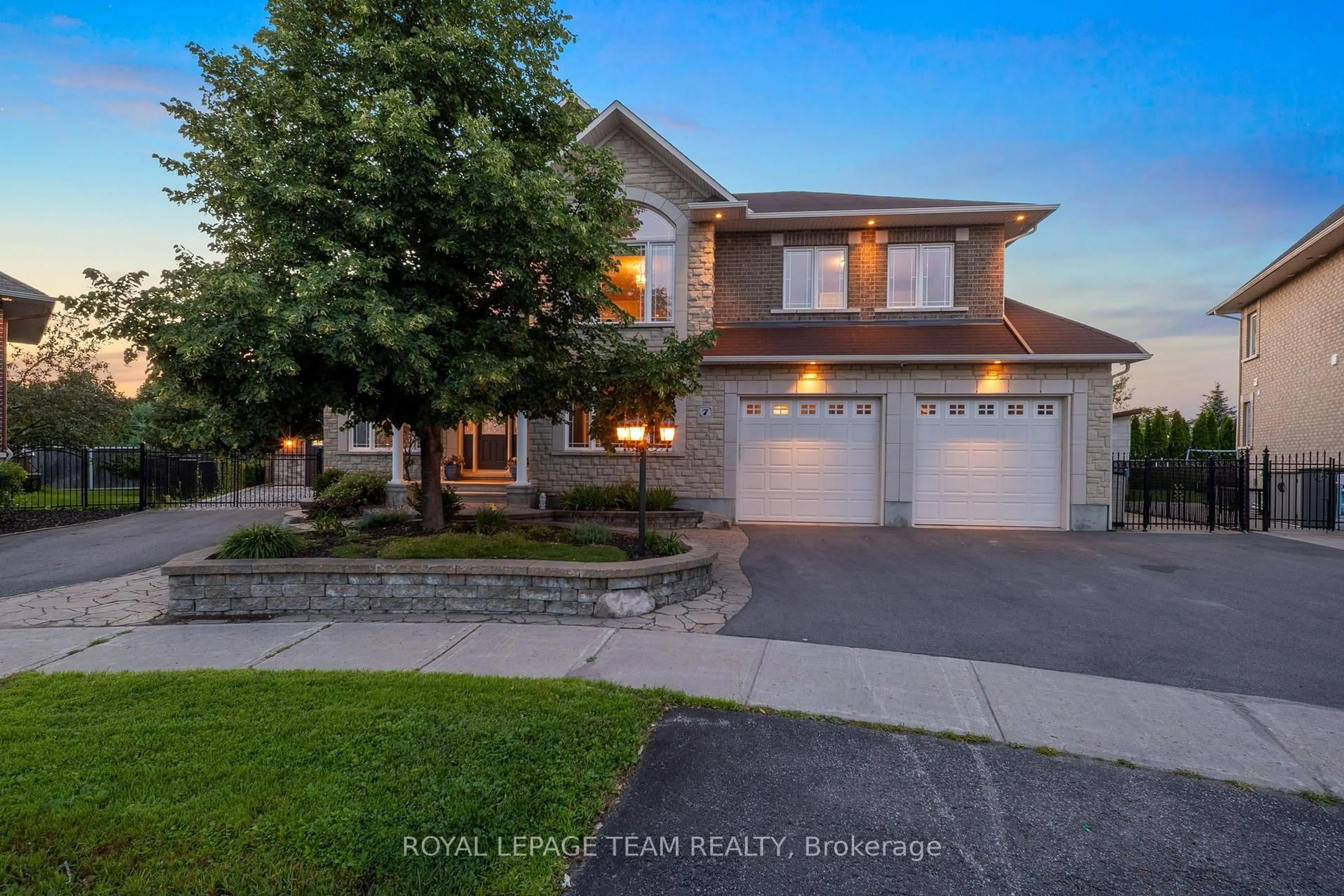 A pic from outside/outdoor area/front of a property/back of a property/a pic from drone, street for 7 Tradewinds Dr, Ottawa Ontario K2G 6Y4