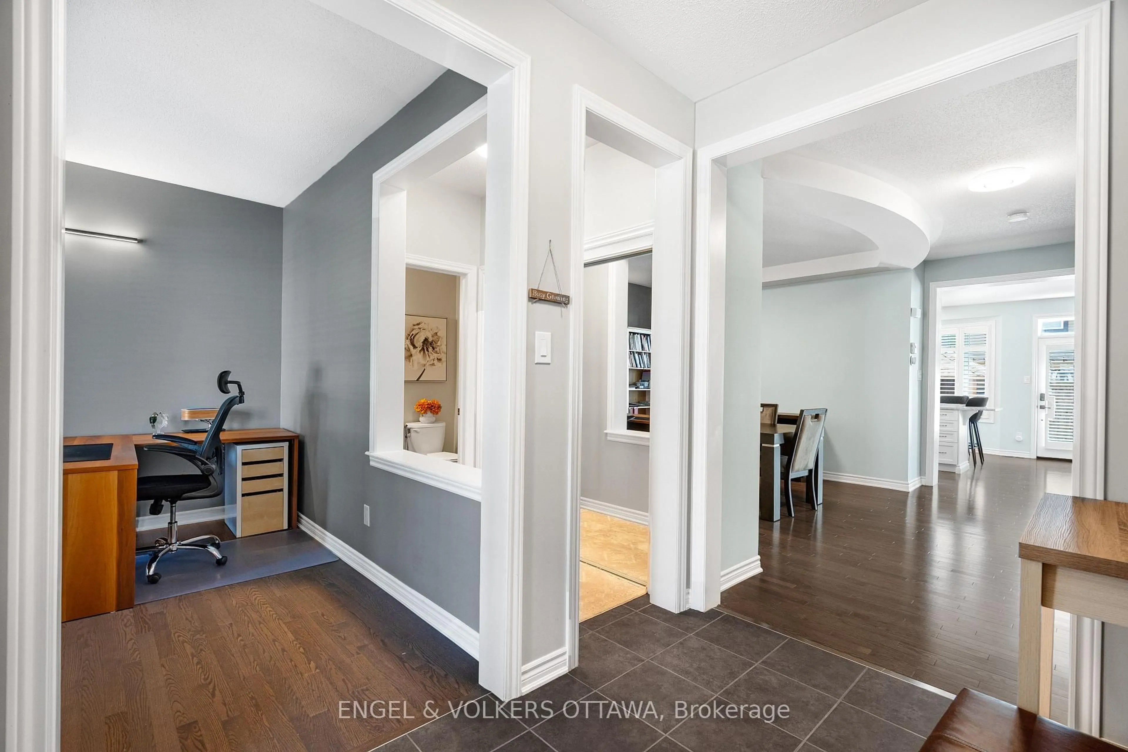 Indoor entryway for 520 Brigatine Ave, Ottawa Ontario K2S 0P9