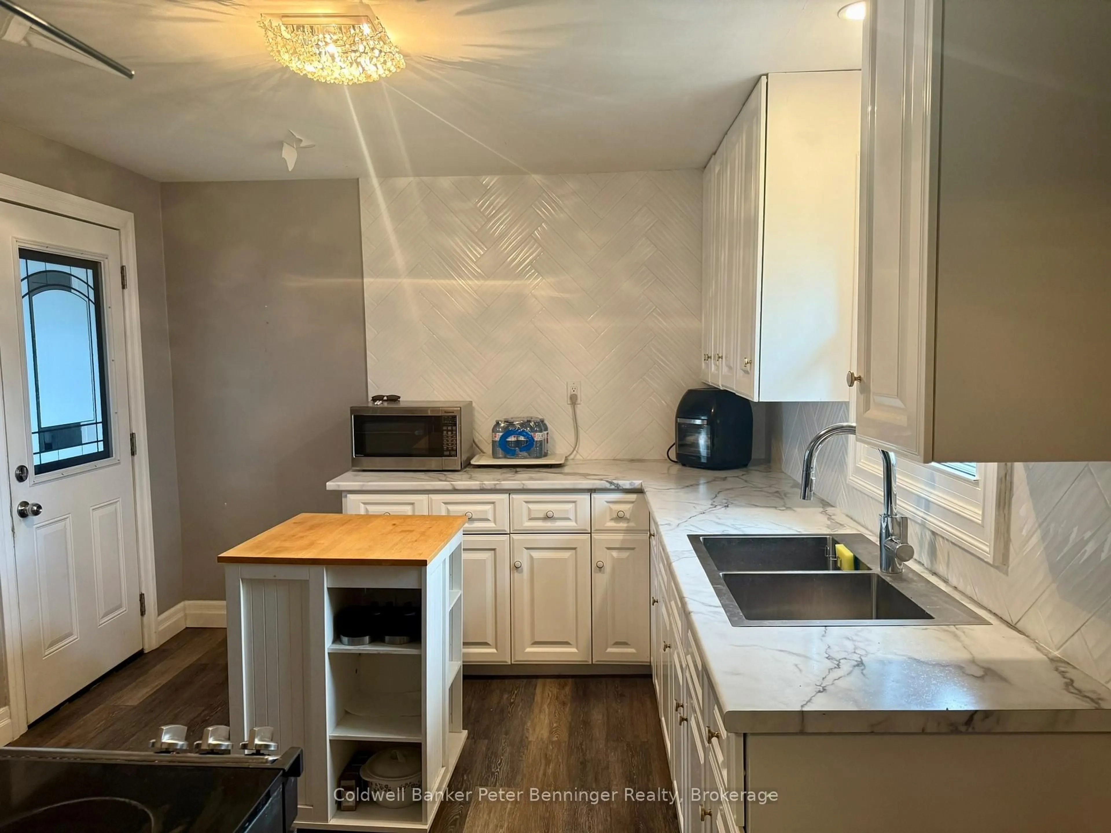 Standard kitchen, unknown for 582 9th St, Hanover Ontario N4N 1M6