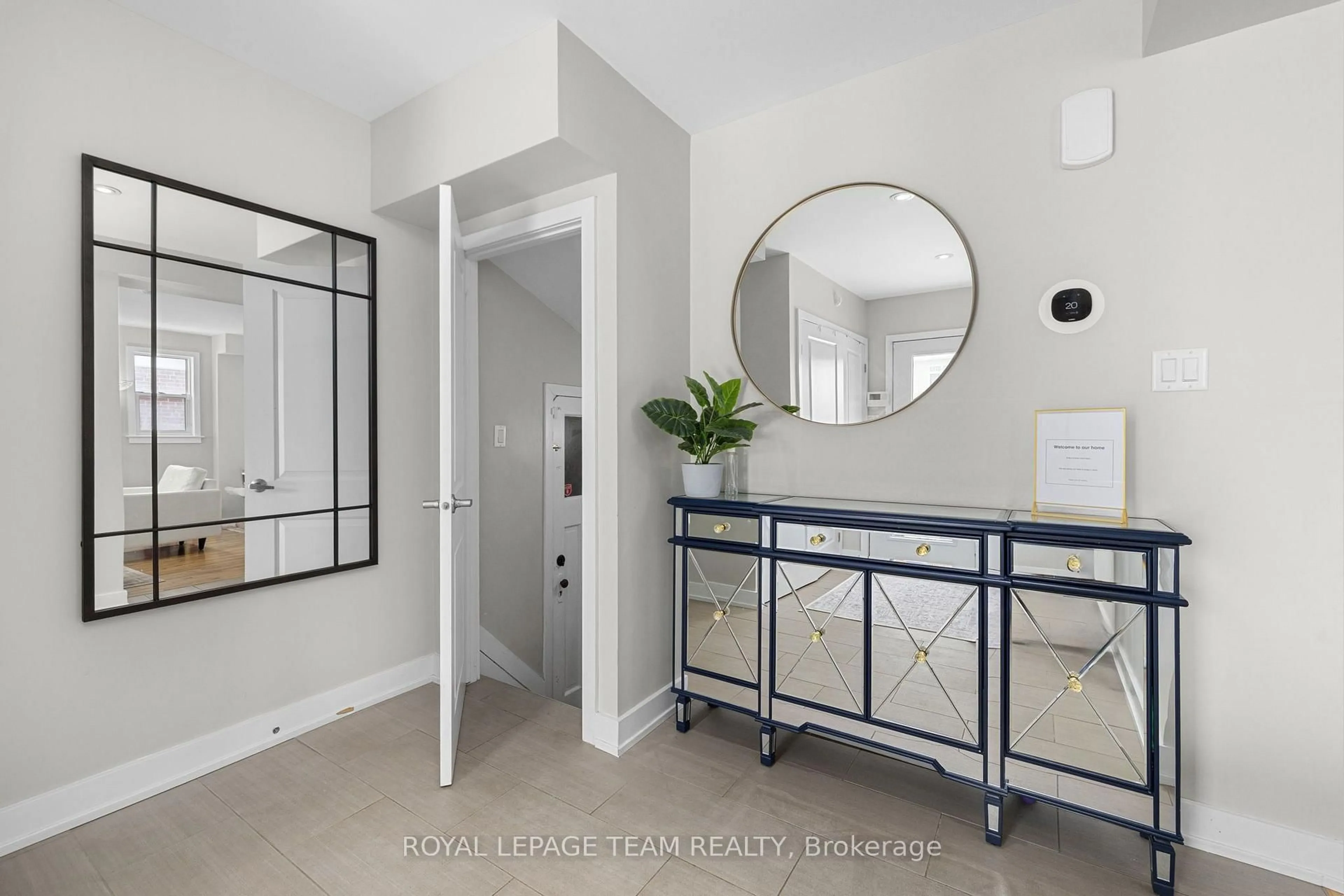 Indoor entryway for 433 Dawson Ave, Ottawa Ontario K1Z 5V5