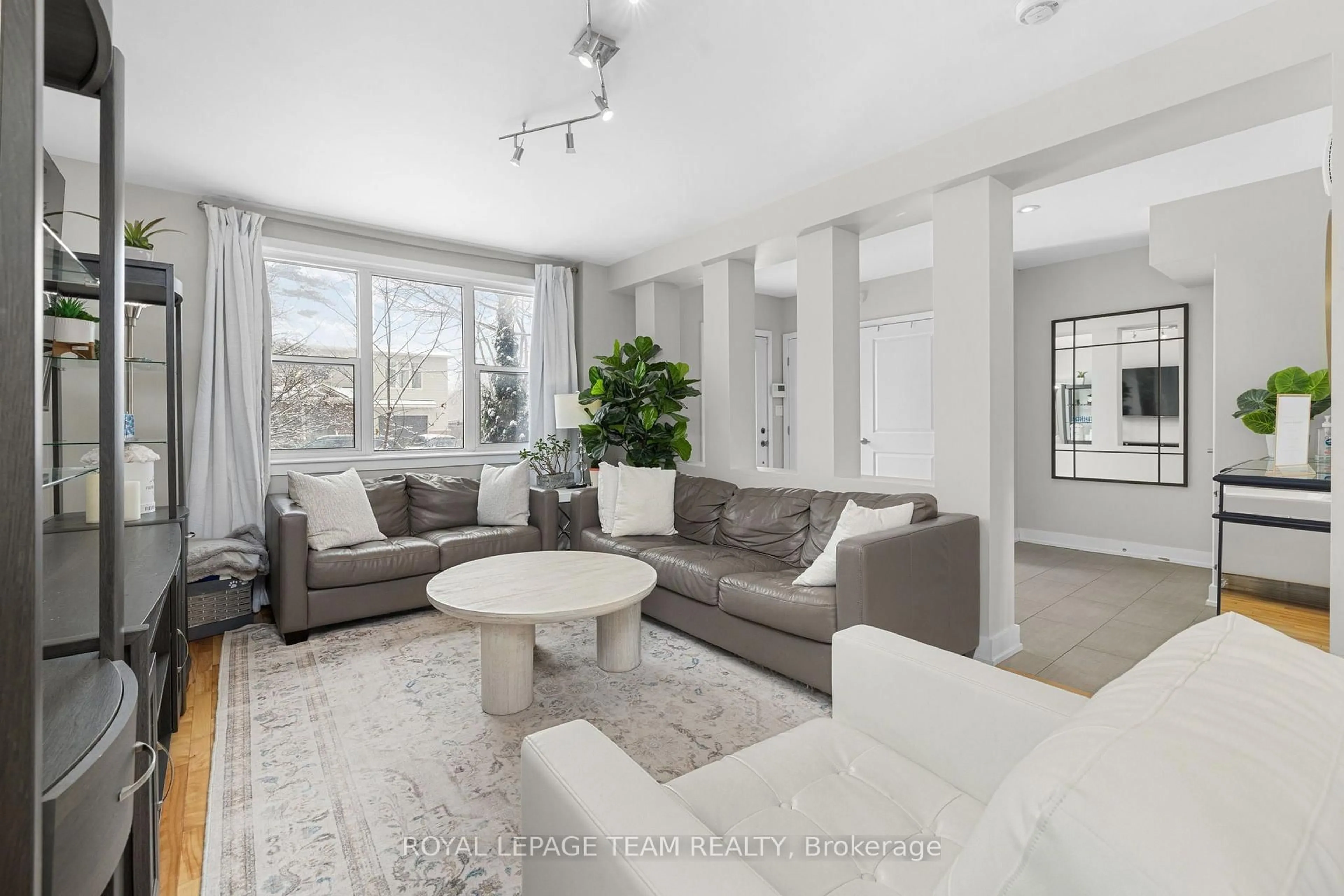 Living room with furniture, unknown for 433 Dawson Ave, Ottawa Ontario K1Z 5V5