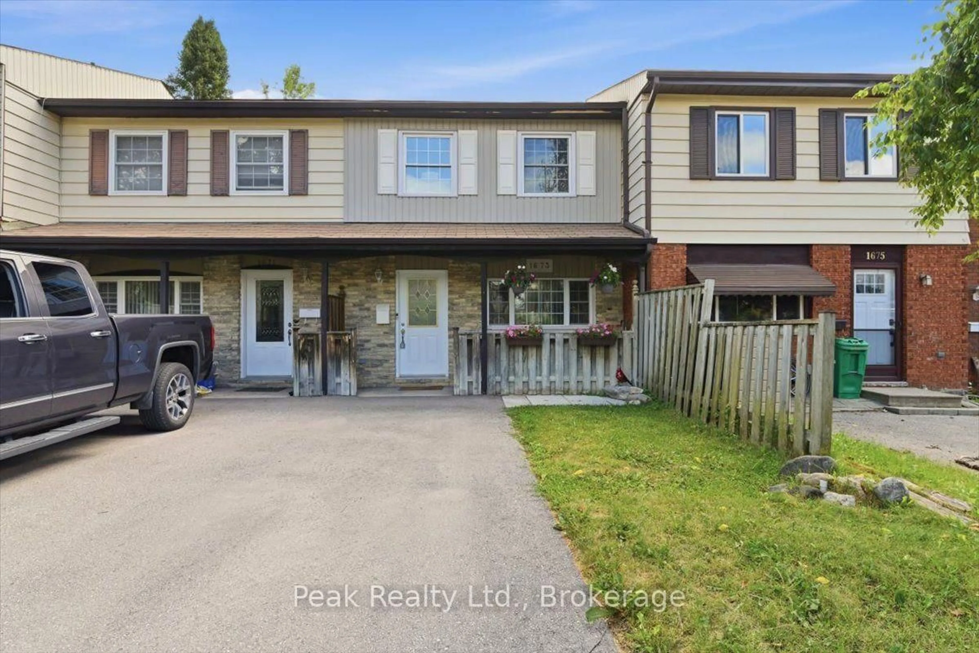 A pic from outside/outdoor area/front of a property/back of a property/a pic from drone, street for 1673 Applewood Cres, Peterborough Ontario K9K 1N3