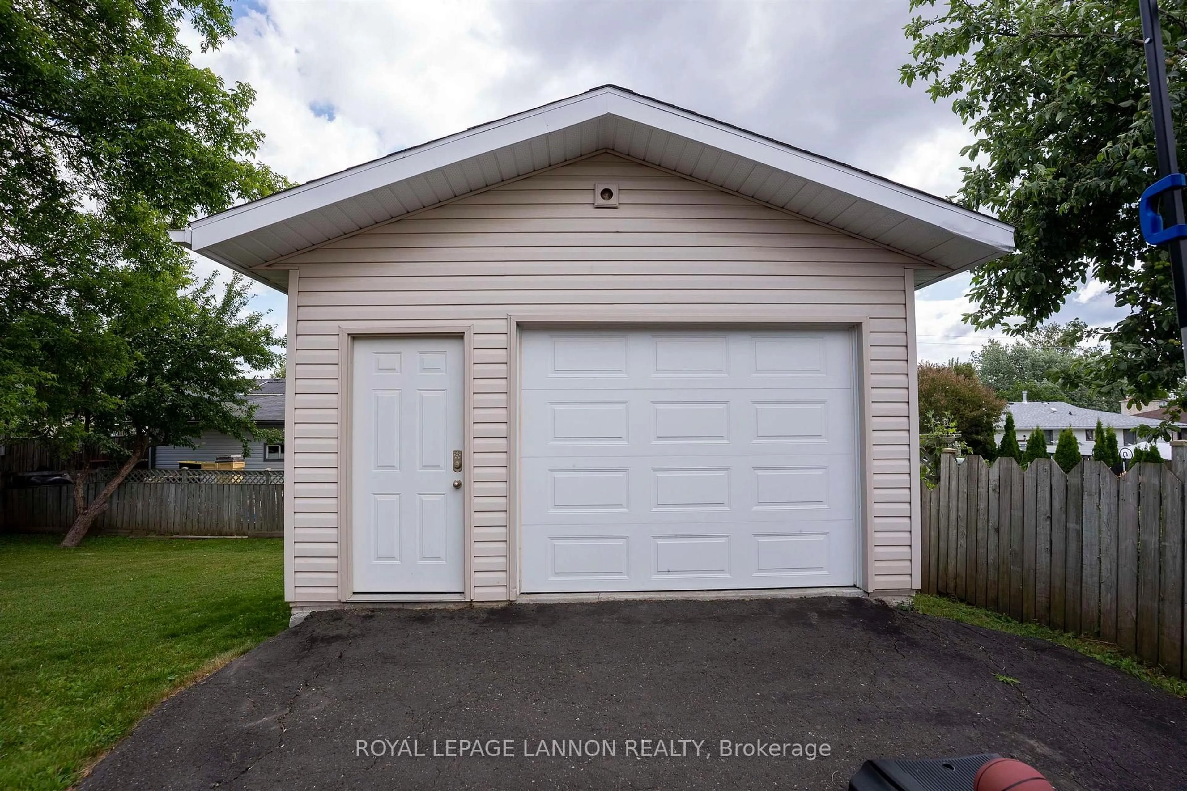 Indoor garage for 138 Iris Cres., Thunder Bay Ontario P7A 7Z9