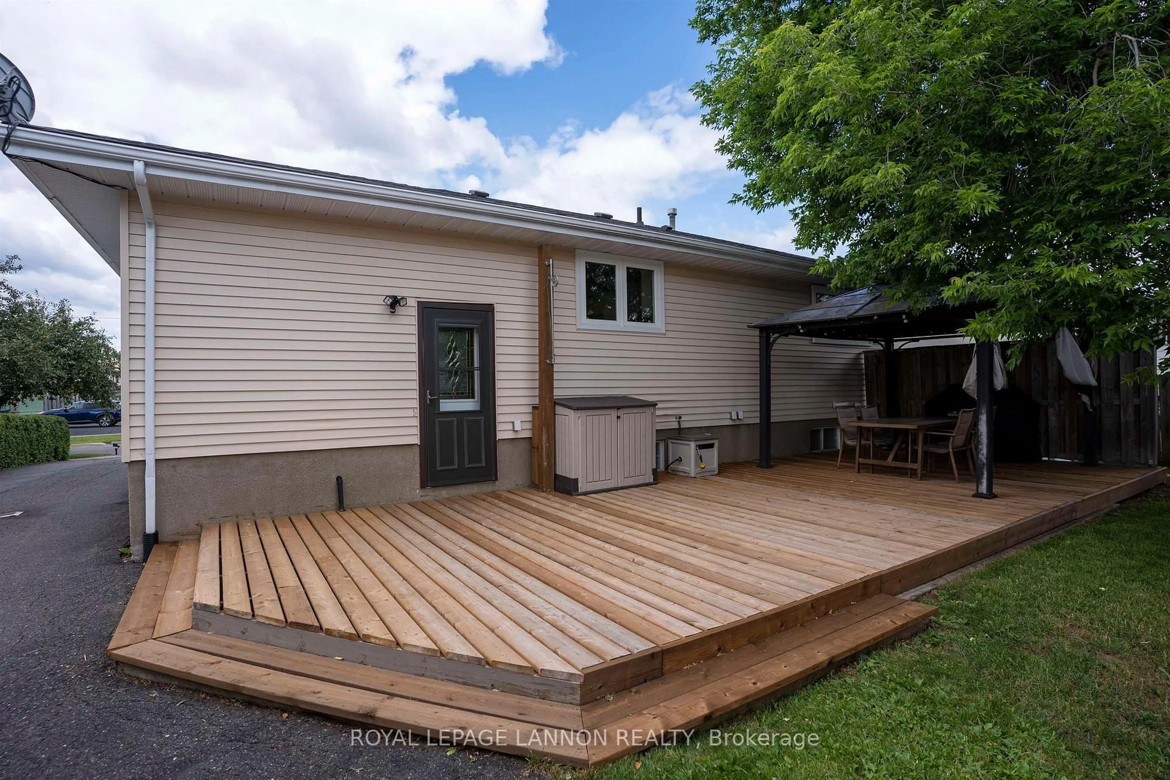 Patio, street for 138 Iris Cres., Thunder Bay Ontario P7A 7Z9