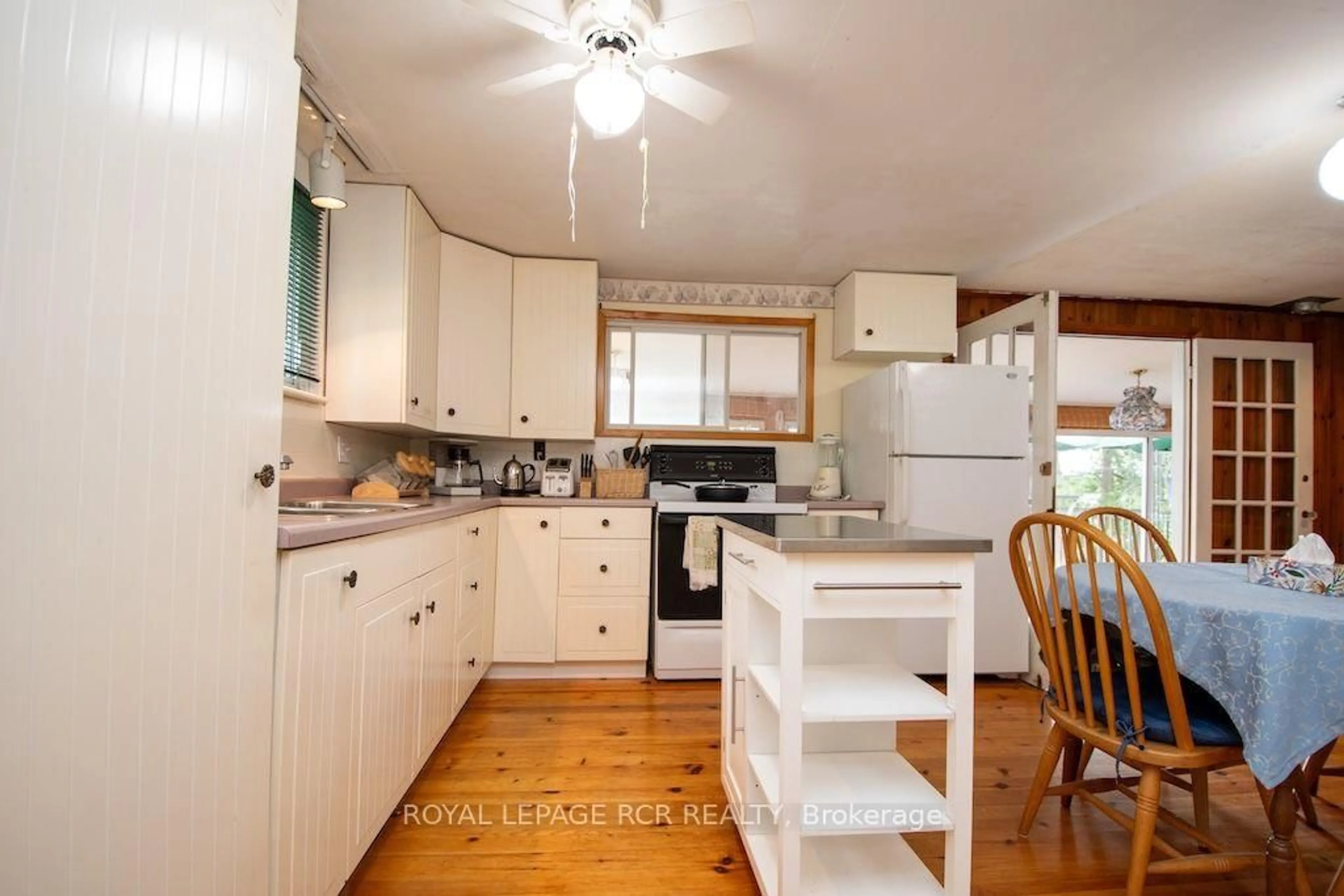 Standard kitchen, wood/laminate floor for 40 Griffin Dr, Kawartha Lakes Ontario K0M 1K0