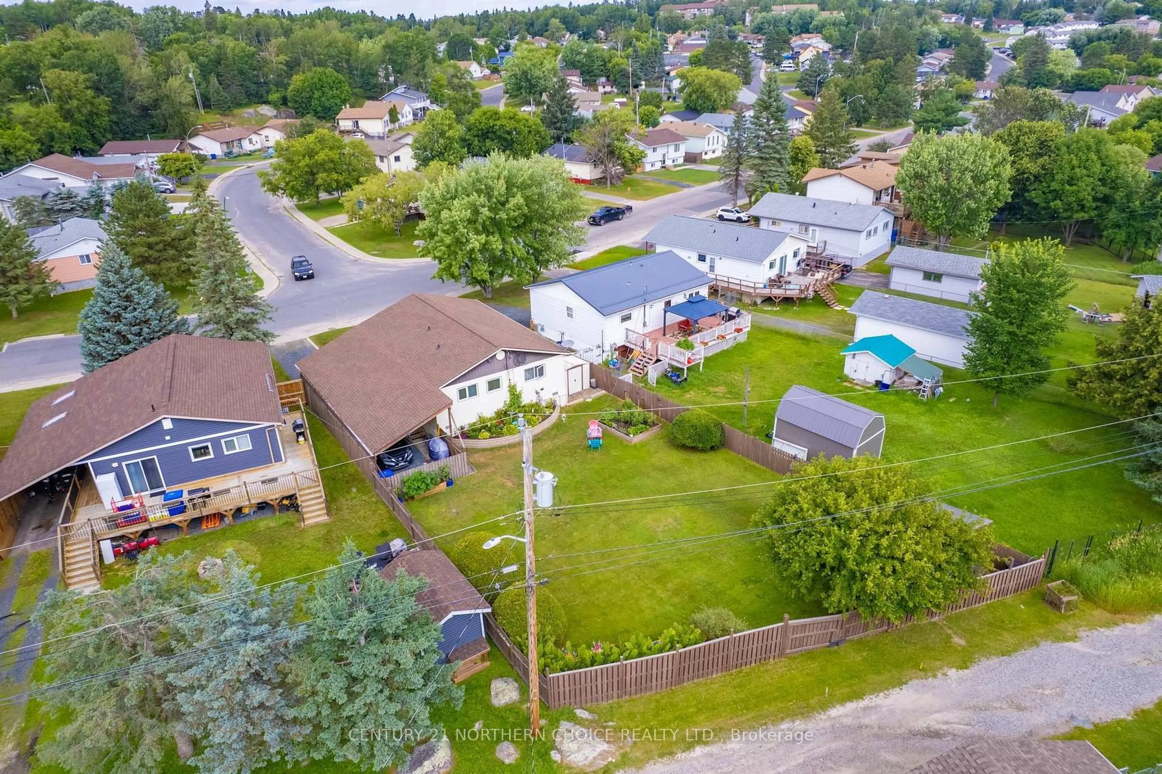 A pic from outside/outdoor area/front of a property/back of a property/a pic from drone, street for 917 Valley Drive, Kenora Ontario P9N 4A9
