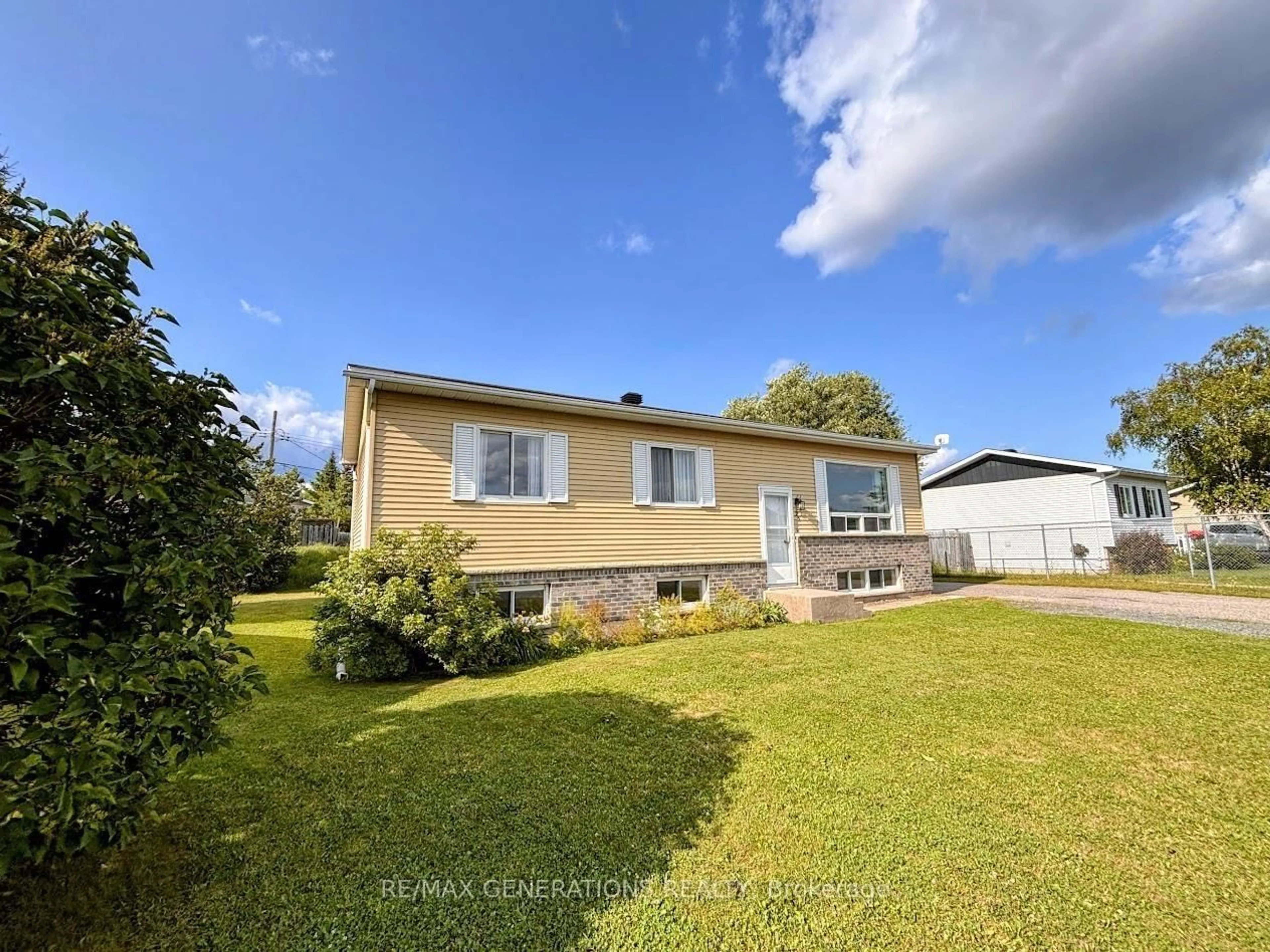 A pic from outside/outdoor area/front of a property/back of a property/a pic from drone, building for 25 Brooks St, Manitouwadge Ontario P0T 2C0
