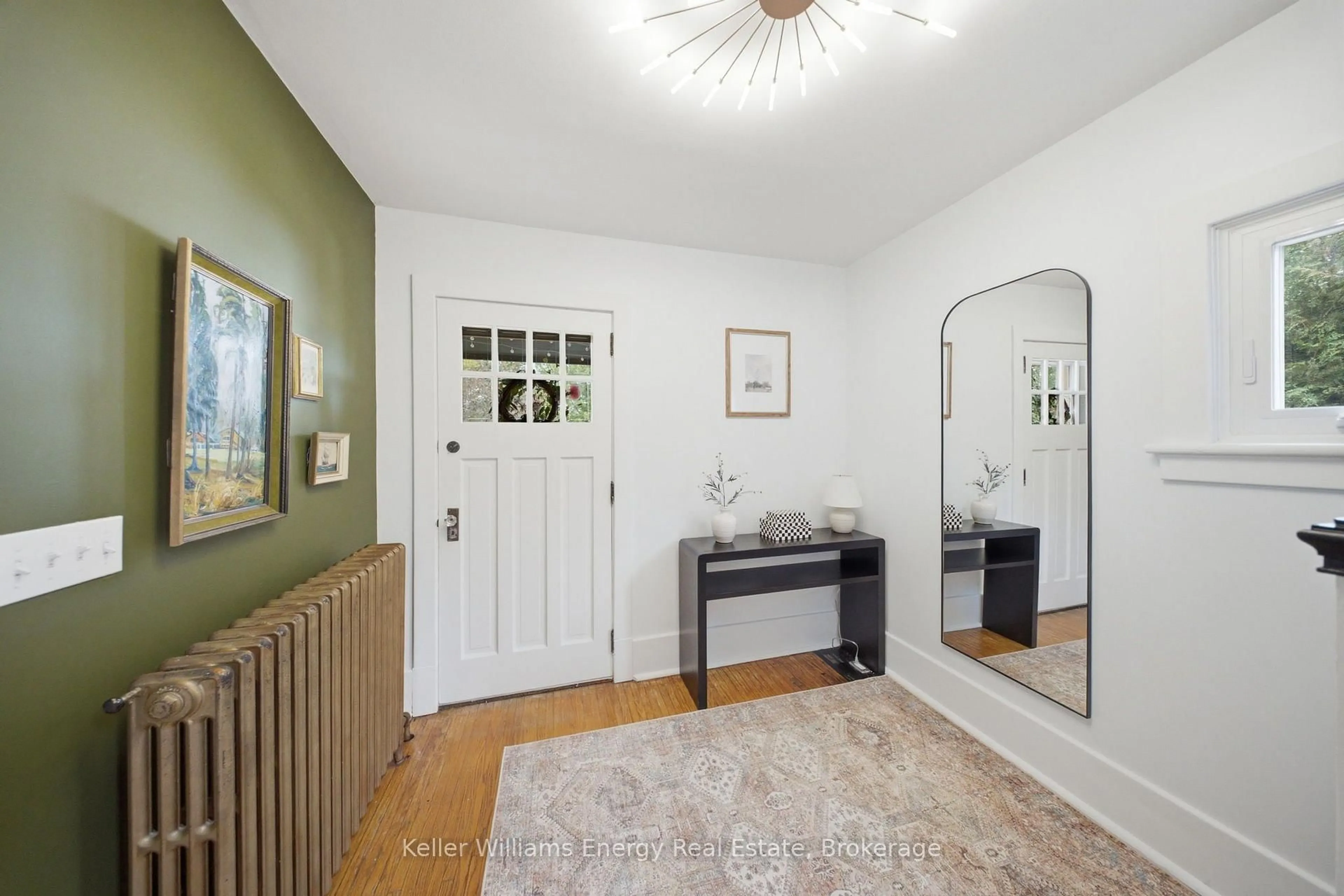Indoor entryway for 35 Havelock St, Cobourg Ontario K9A 2J2