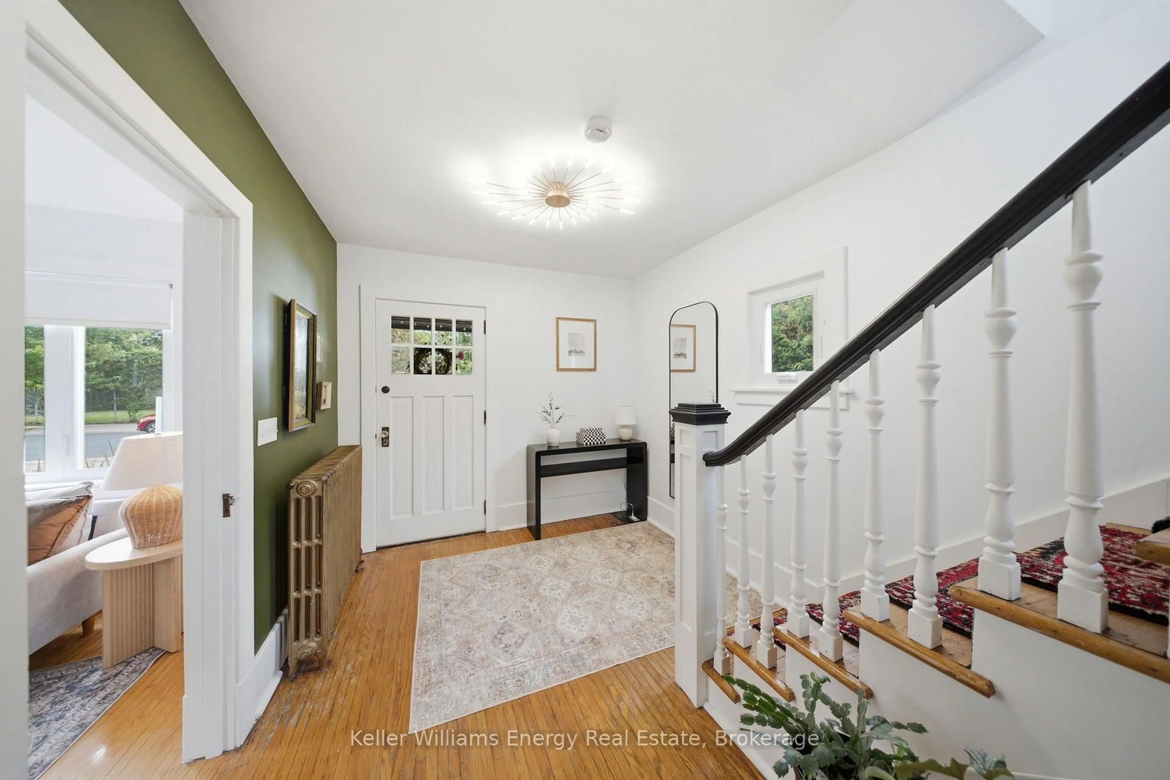 Indoor entryway for 35 Havelock St, Cobourg Ontario K9A 2J2