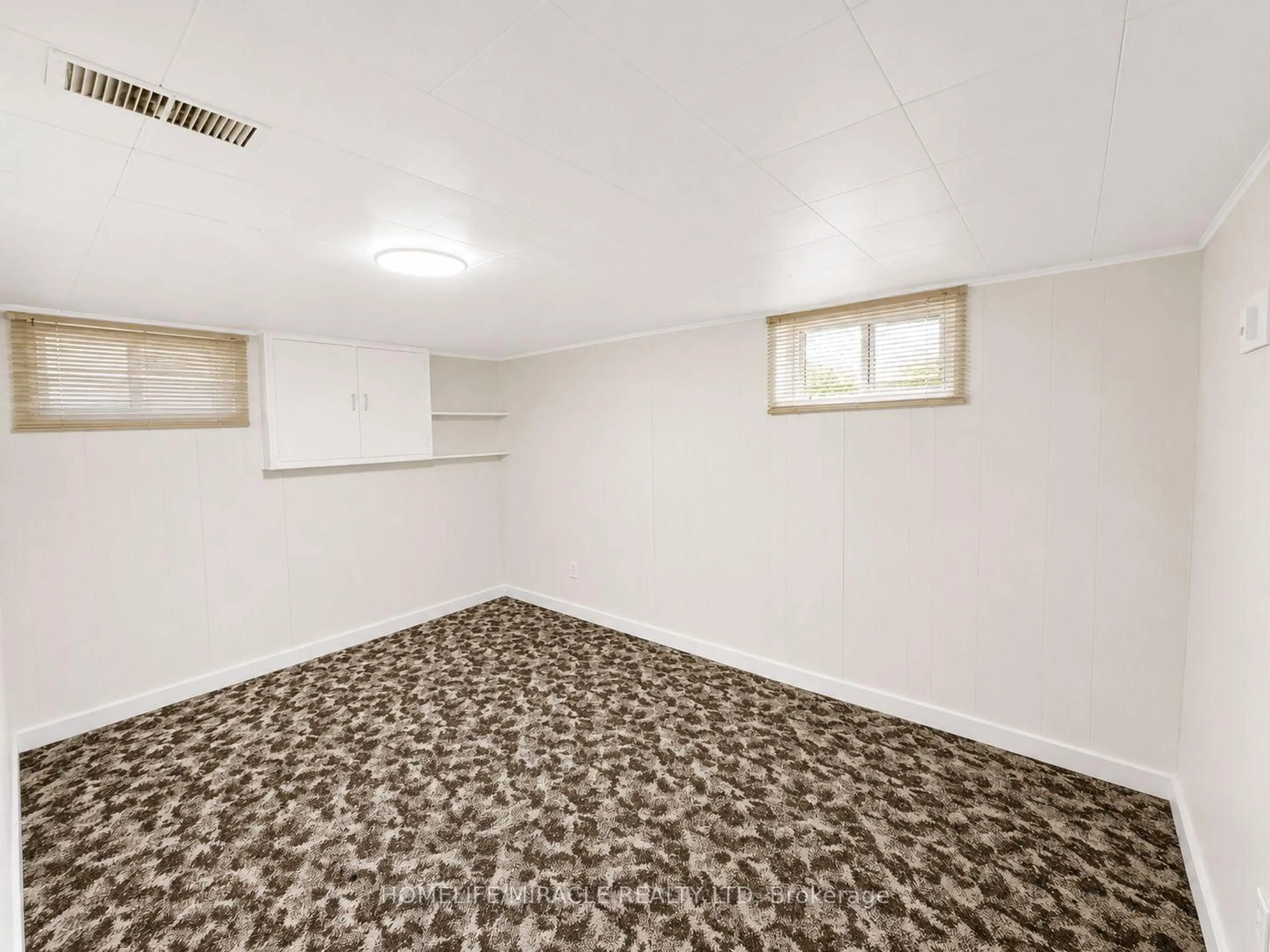 A pic of a room for 42 Mark St, London East Ontario N2V 2G5