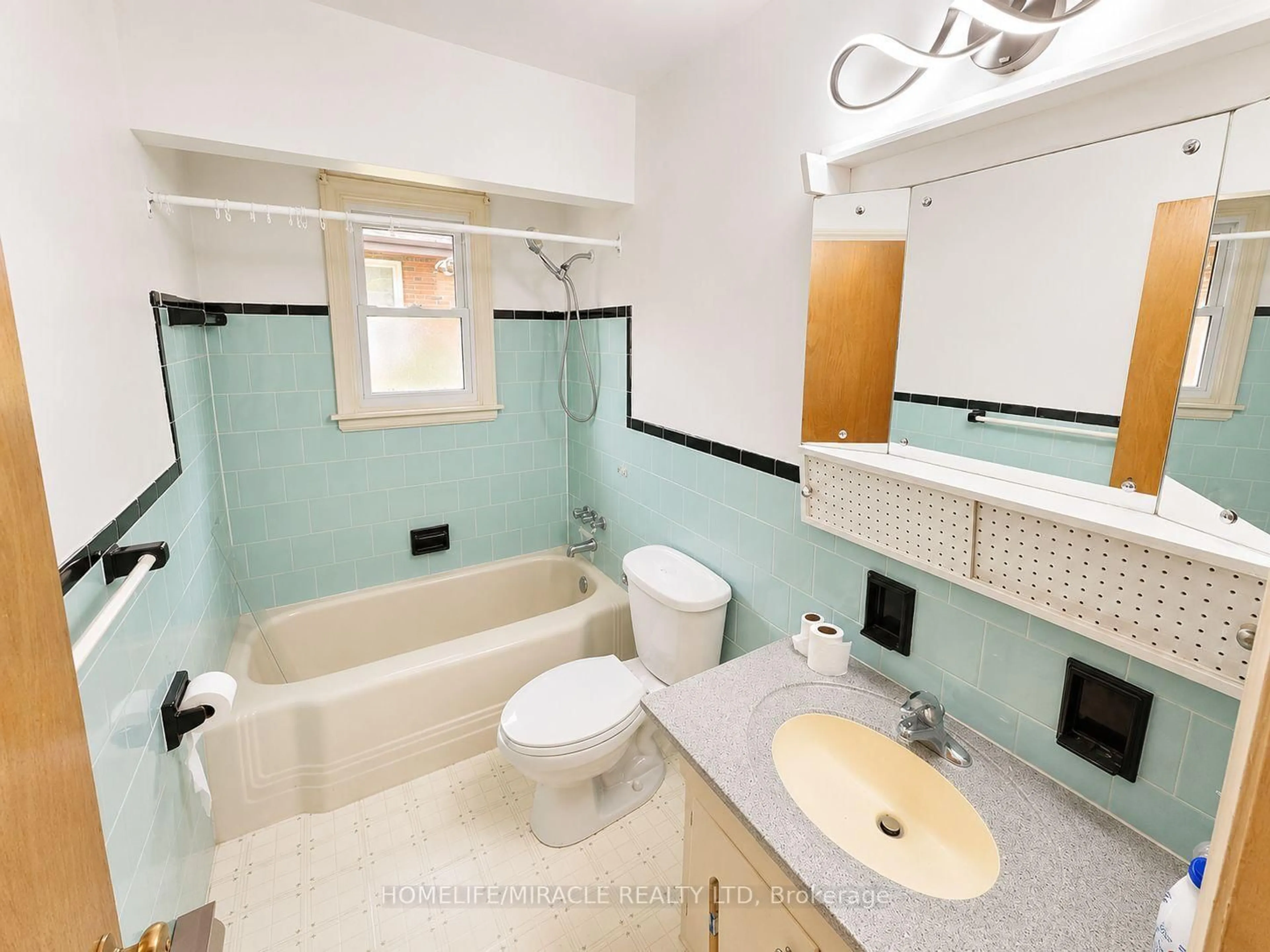Standard bathroom, ceramic/tile floor for 42 Mark St, London East Ontario N2V 2G5