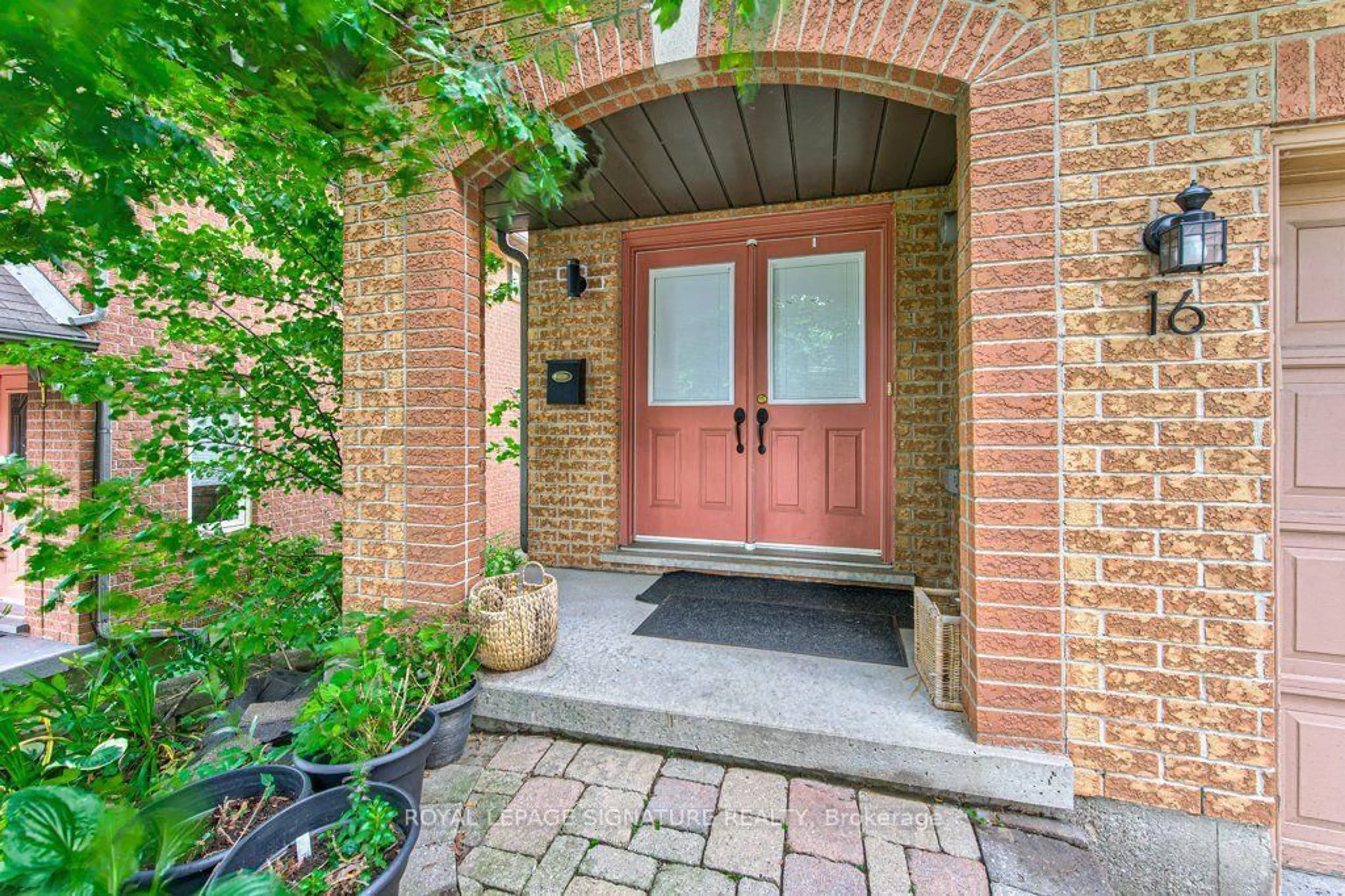 Indoor entryway for 16 Westvillage Dr, Hamilton Ontario L9B 2M5