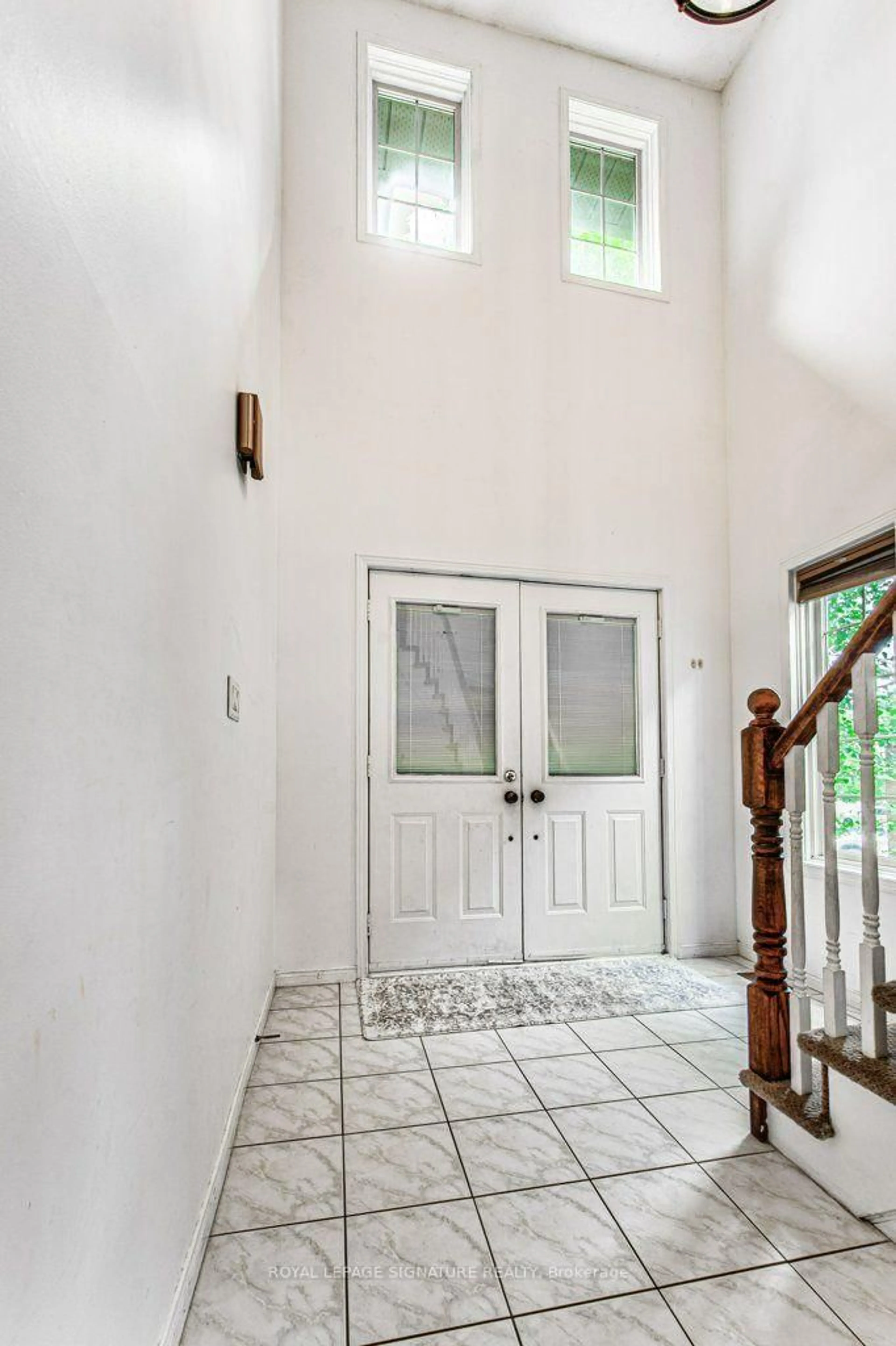 Indoor foyer for 16 Westvillage Dr, Hamilton Ontario L9B 2M5
