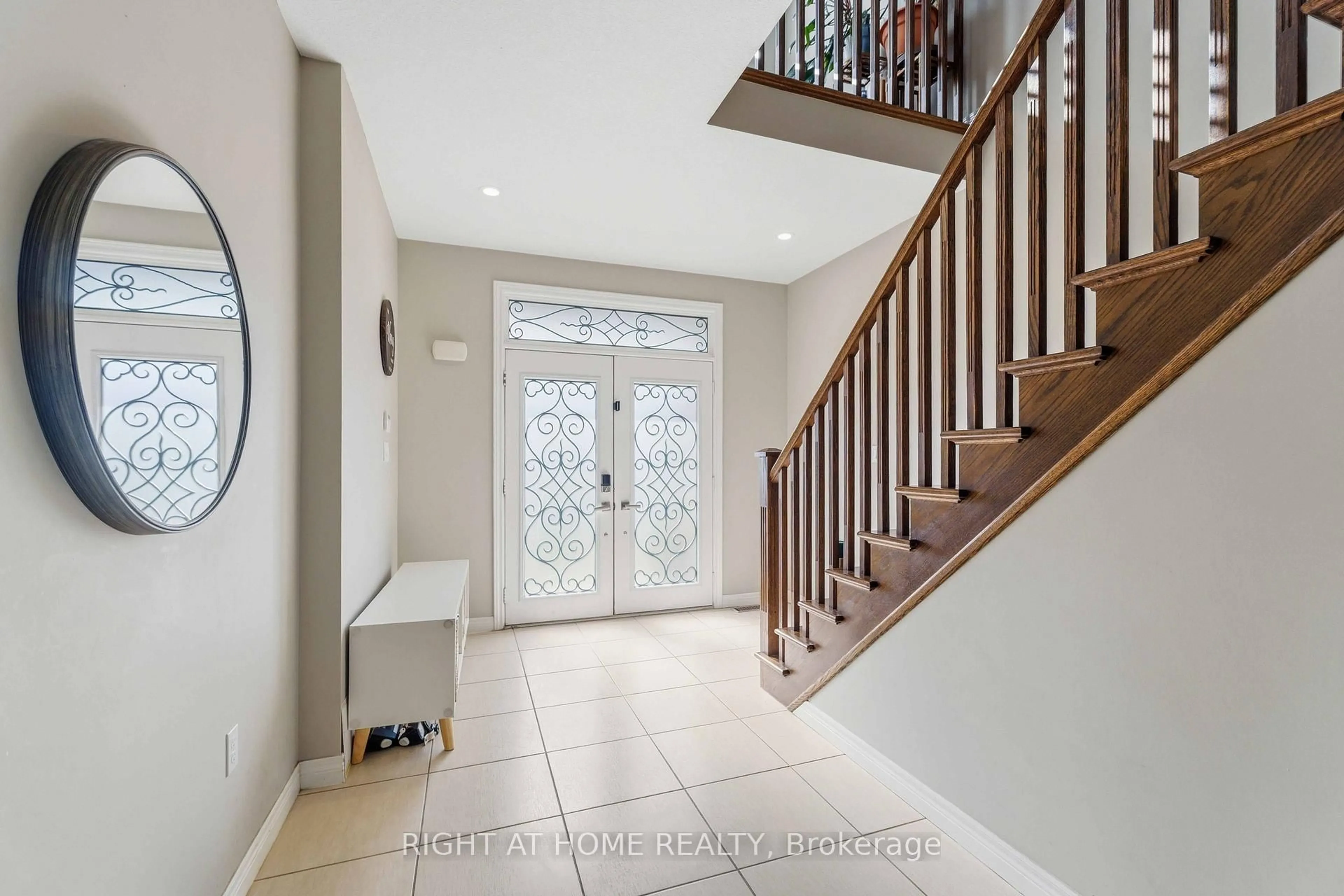 Indoor entryway for 212 Chartwell Circ, Hamilton Ontario L9A 0B6