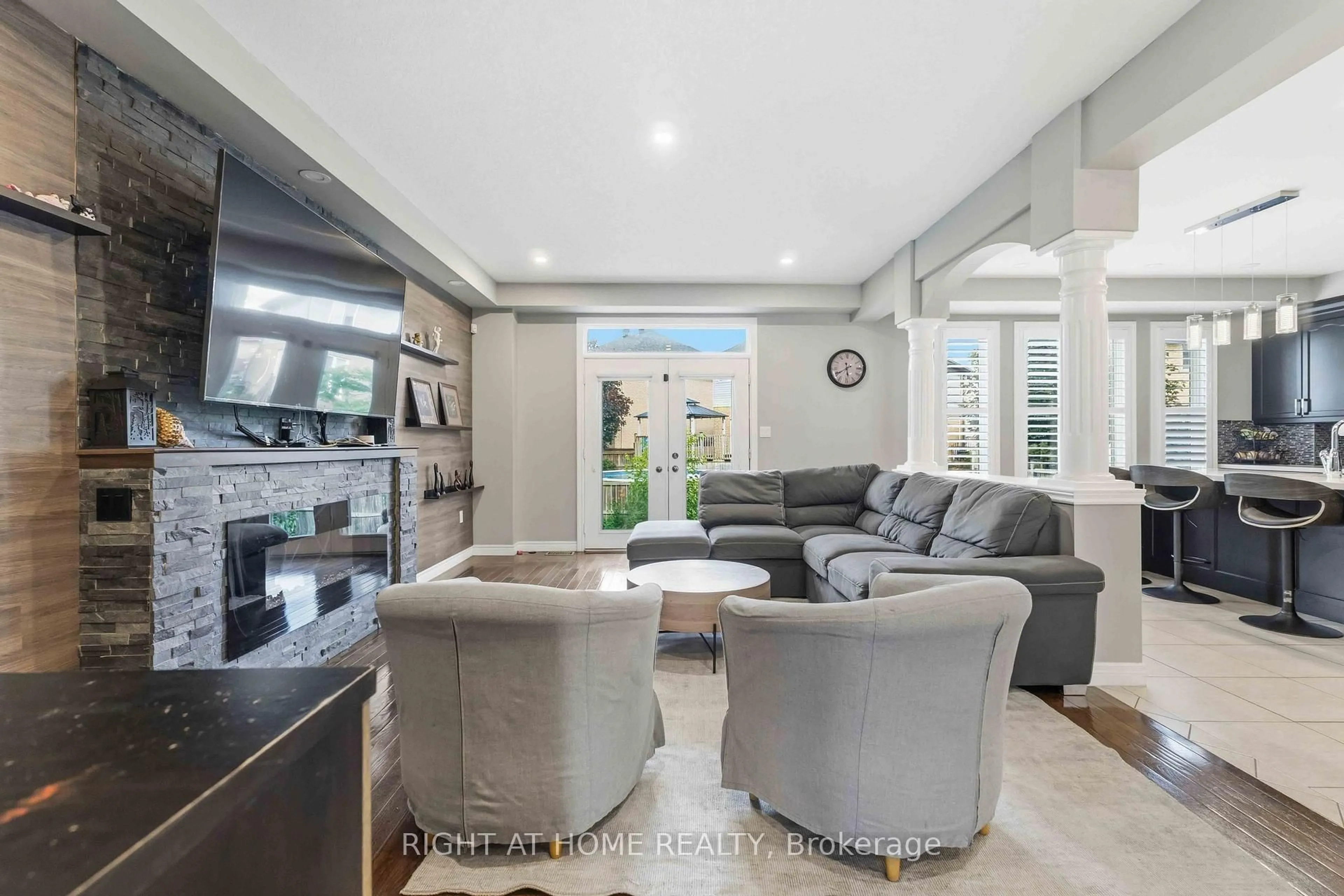 Unknown for 212 Chartwell Circ, Hamilton Ontario L9A 0B6