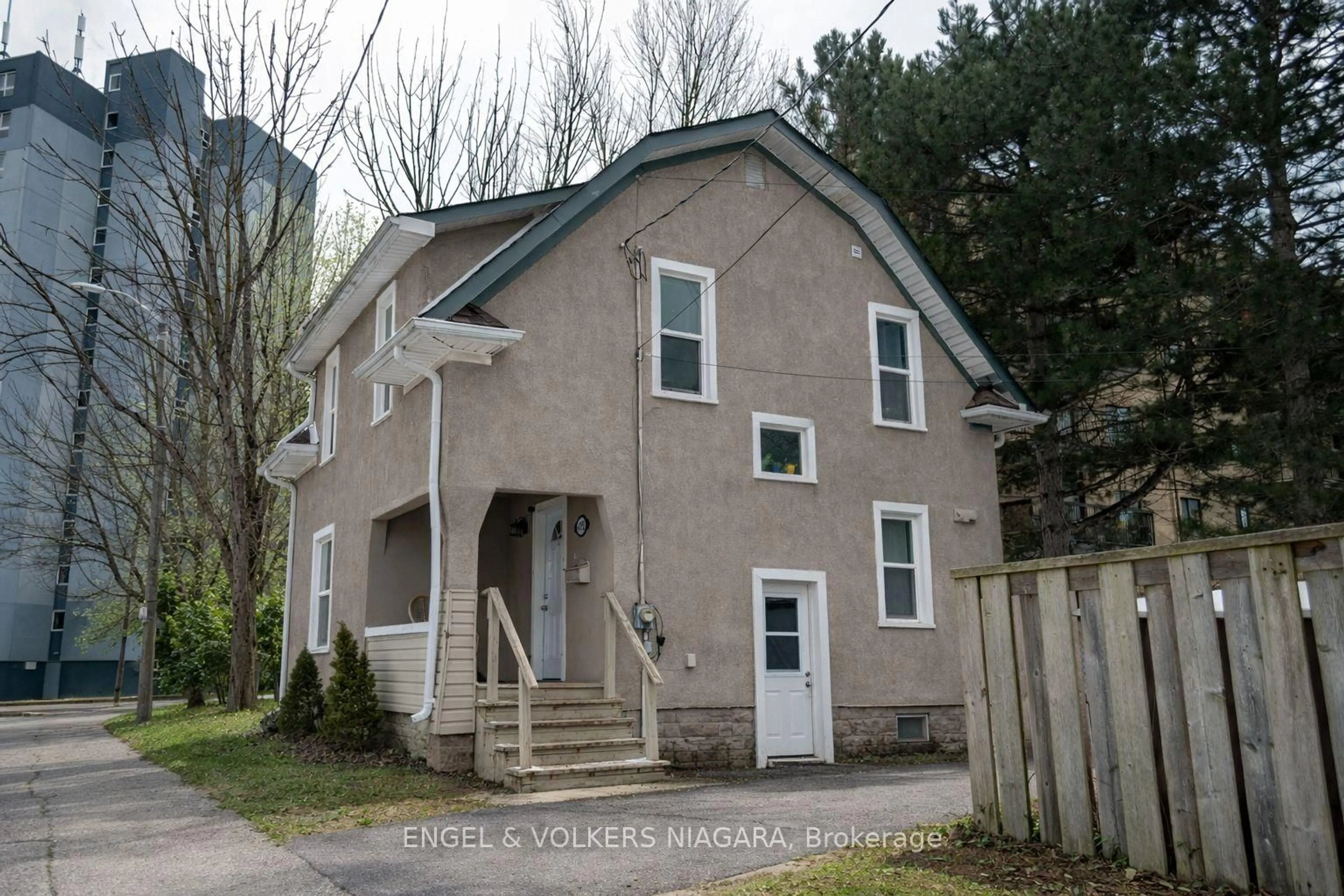 Home with vinyl exterior material, street for 4752 Crawford Pl, Niagara Falls Ontario L2E 1Z2
