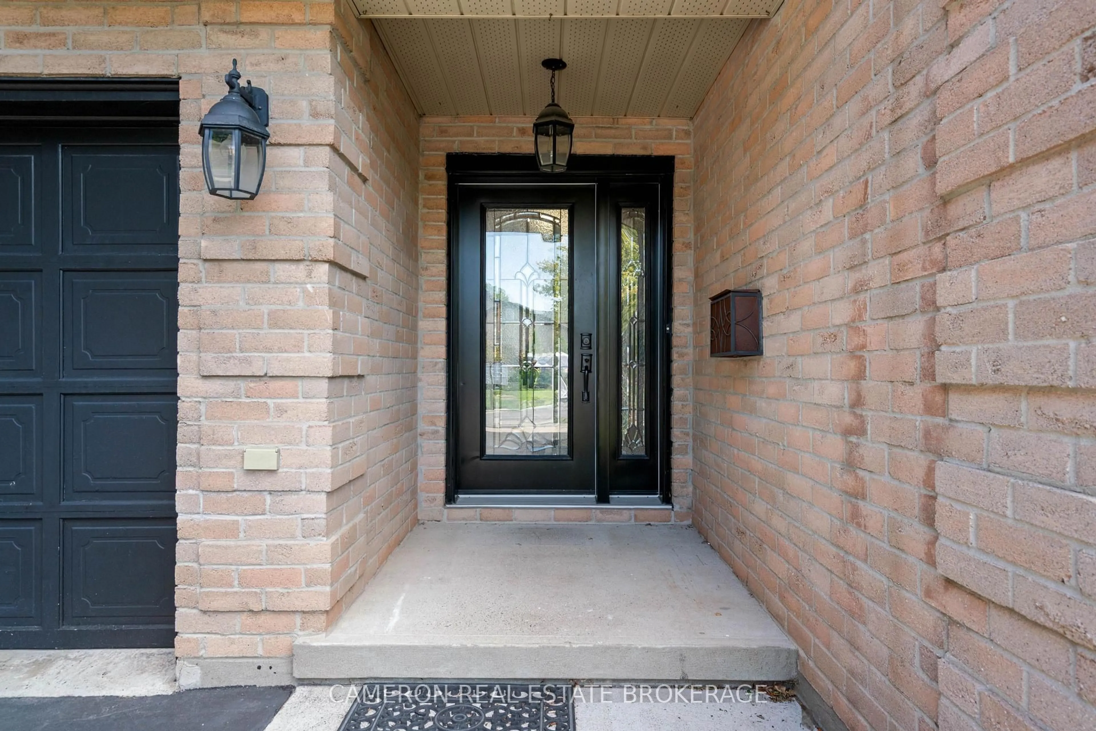 Indoor entryway for 1344 Stormont Dr, Cornwall Ontario K6H 6Y1