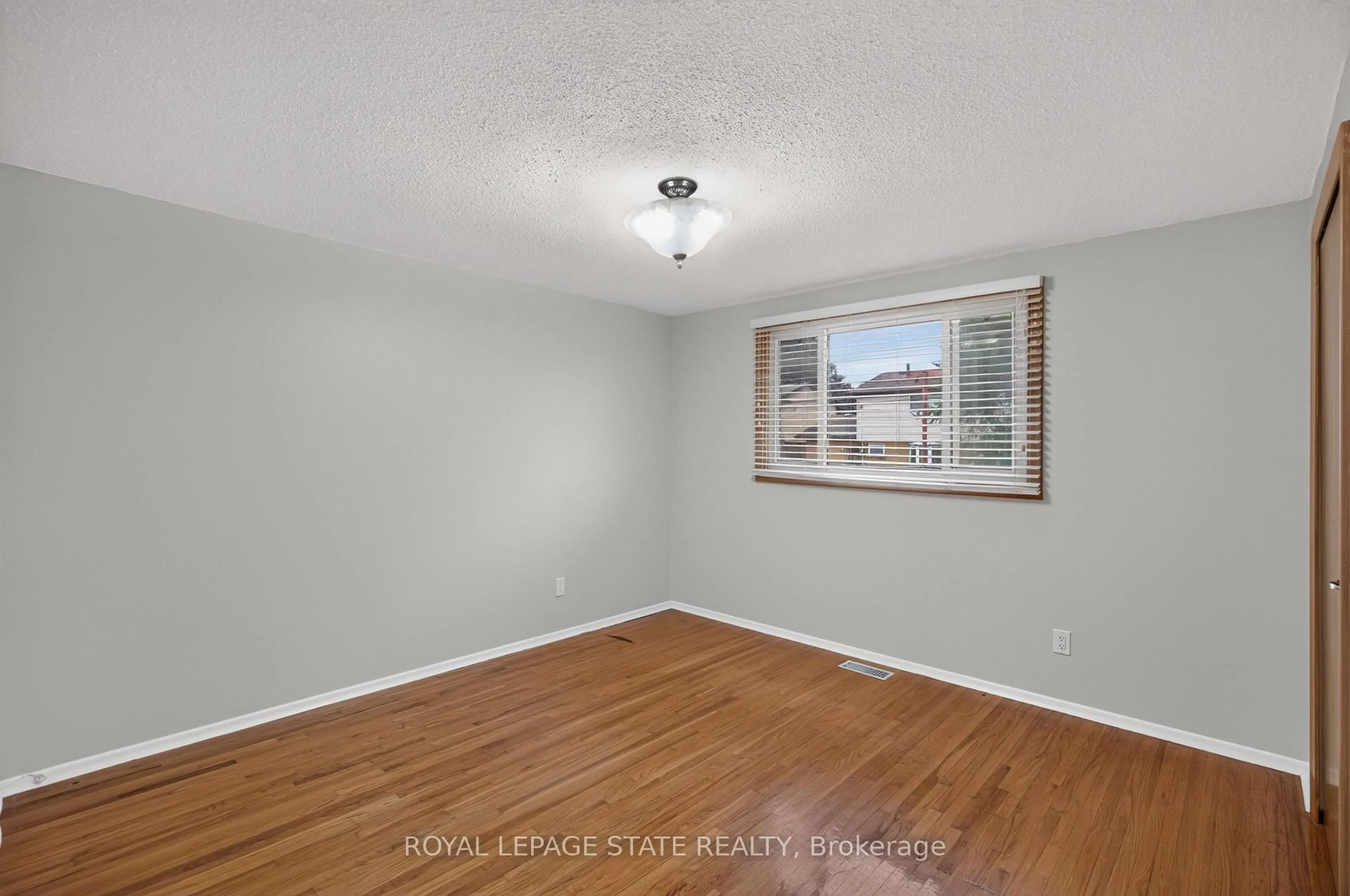 A pic of a room for 41 Darlington Dr, Hamilton Ontario L9C 2L8