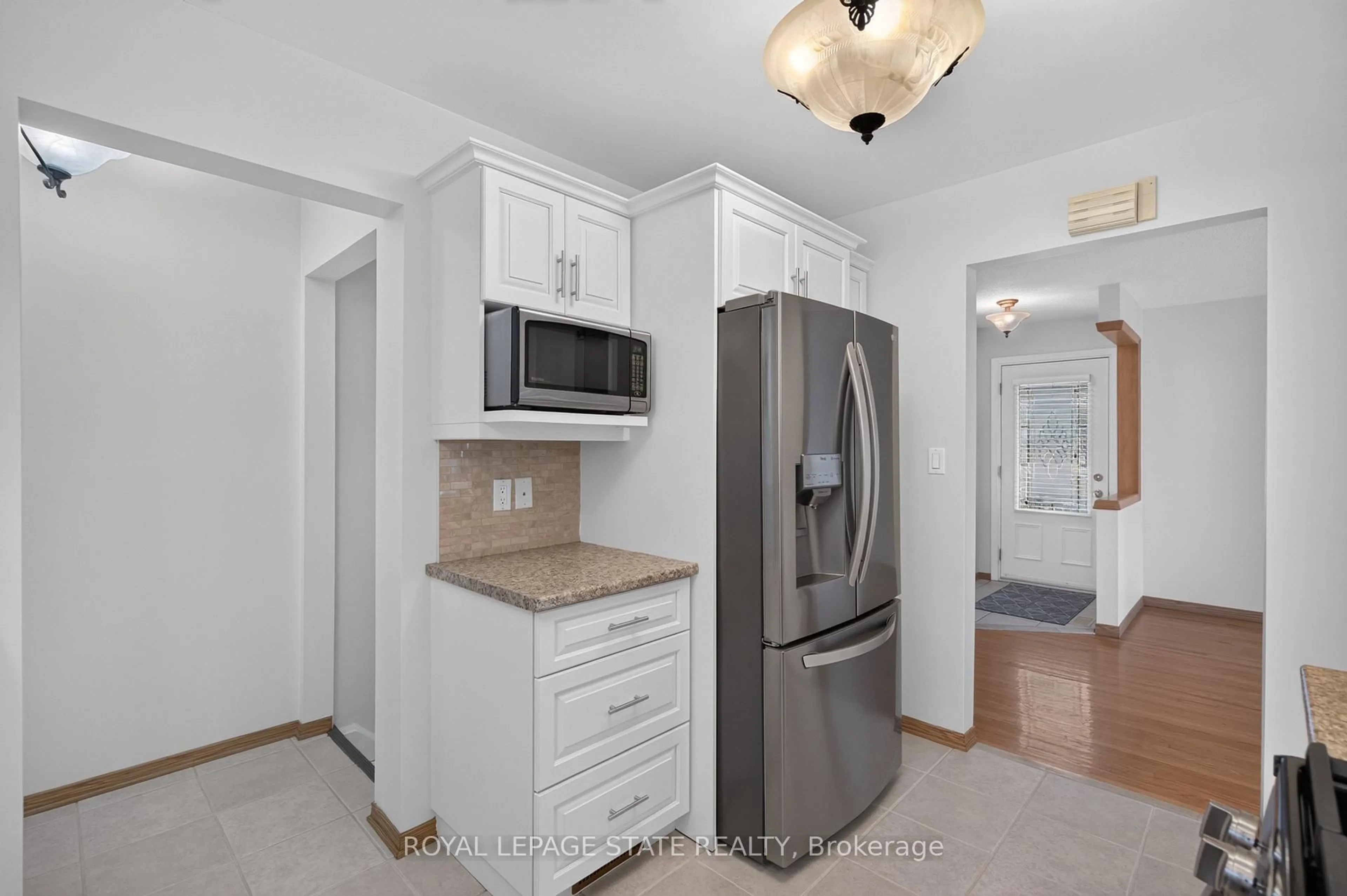 Standard kitchen, unknown for 41 Darlington Dr, Hamilton Ontario L9C 2L8