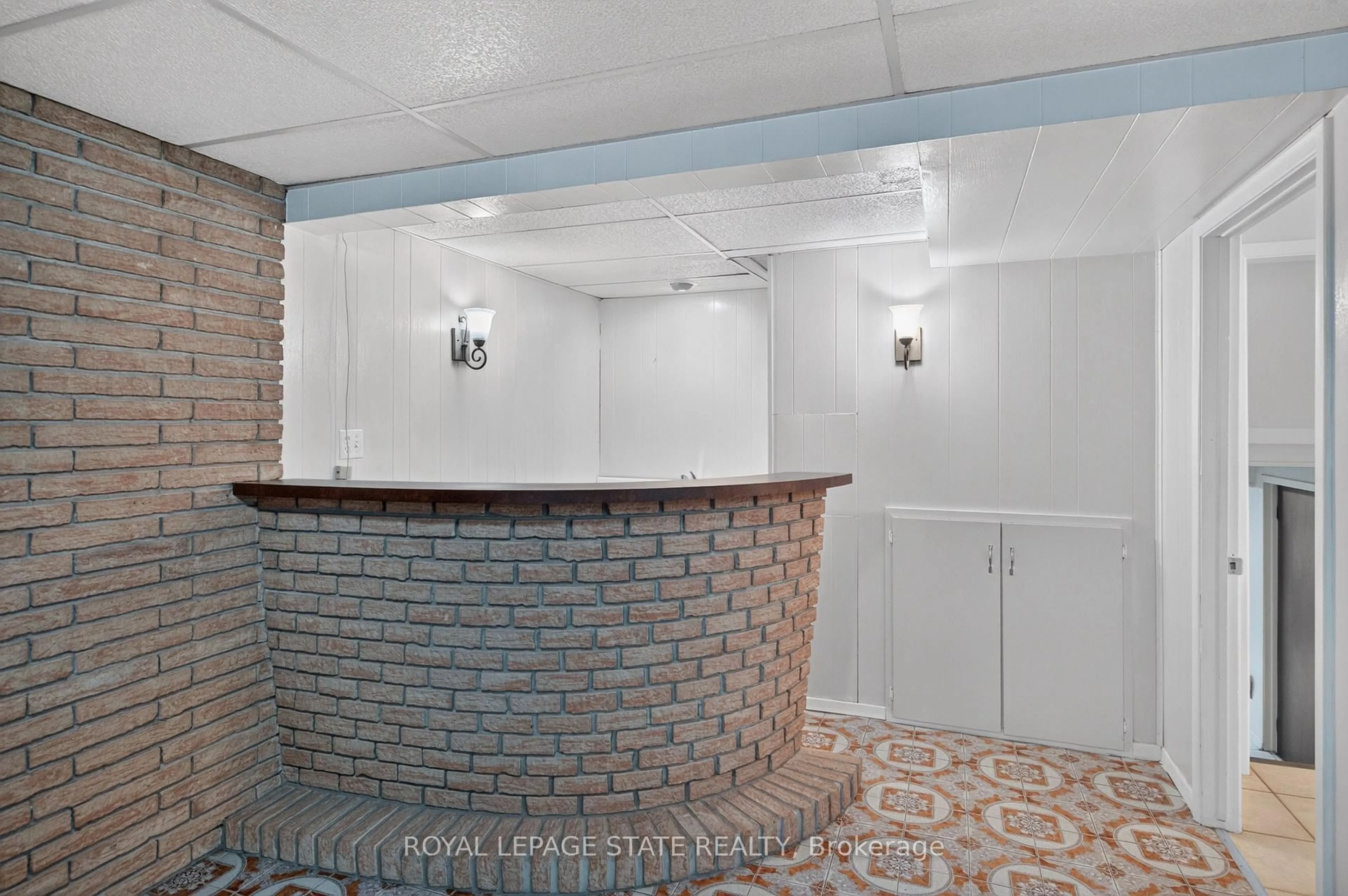 Indoor foyer for 41 Darlington Dr, Hamilton Ontario L9C 2L8