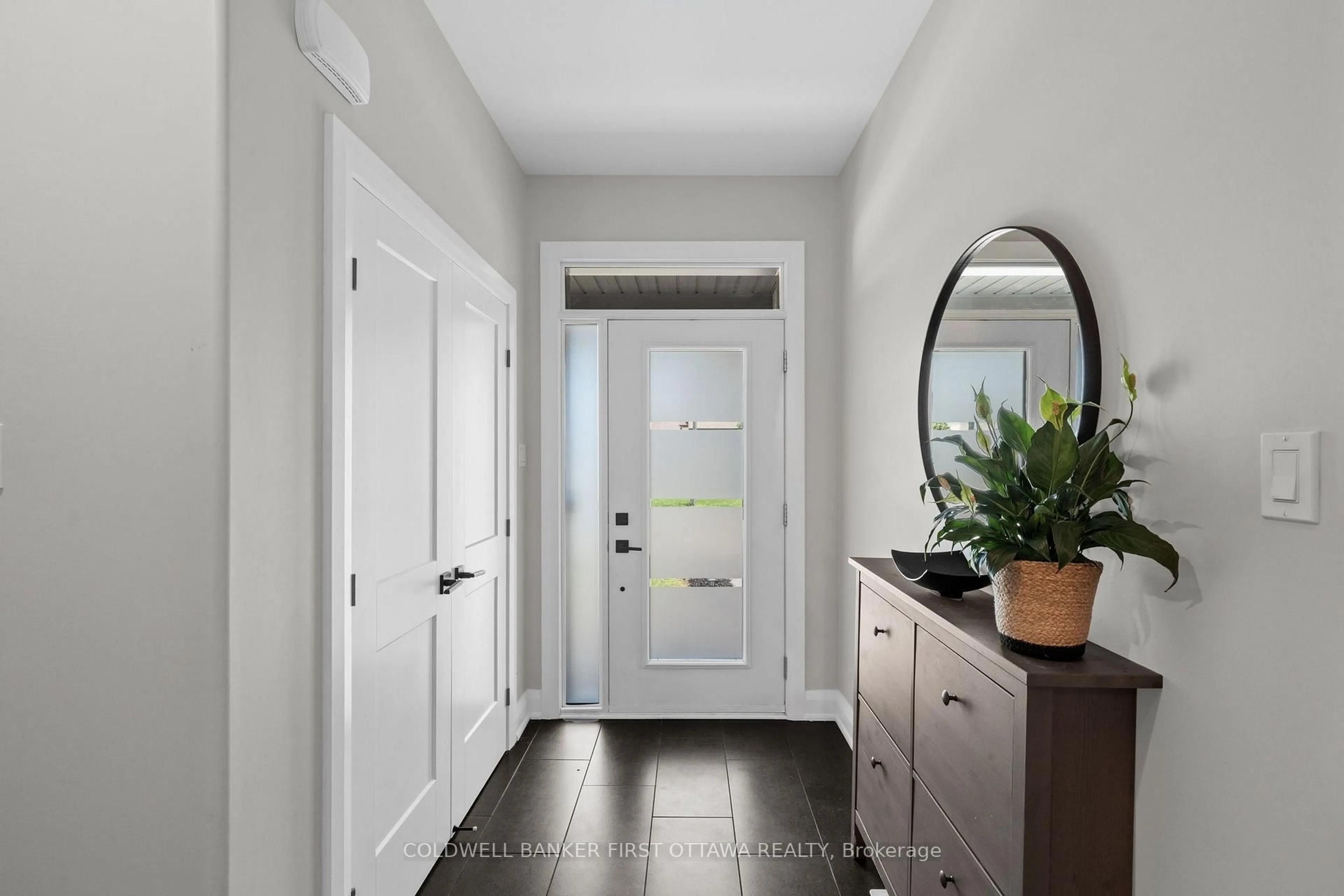 Indoor entryway for 94 Porter St, Stittsville Ontario K2S 2L8