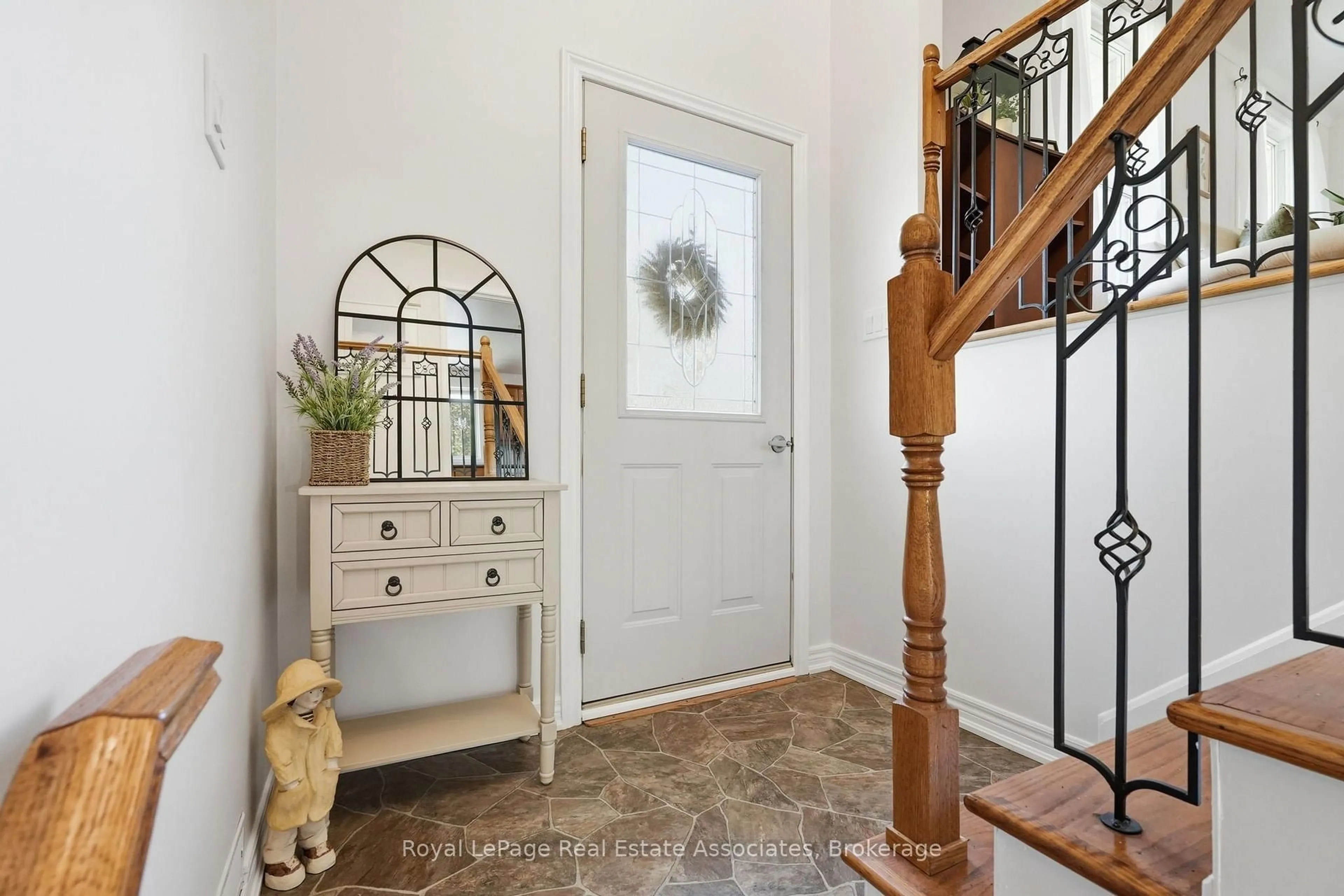 Indoor entryway for 420 Concession 5 Rd, Hamilton Ontario L8B 0L5
