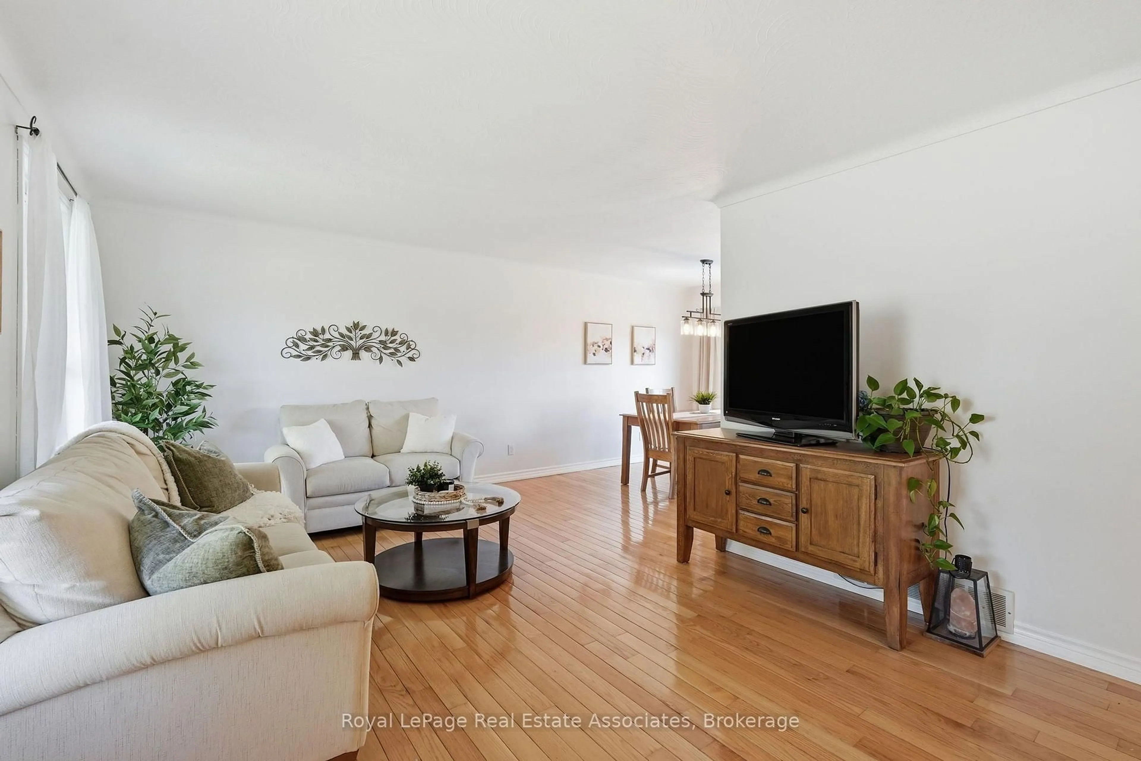 Living room with furniture, wood/laminate floor for 420 Concession 5 Rd, Hamilton Ontario L8B 0L5
