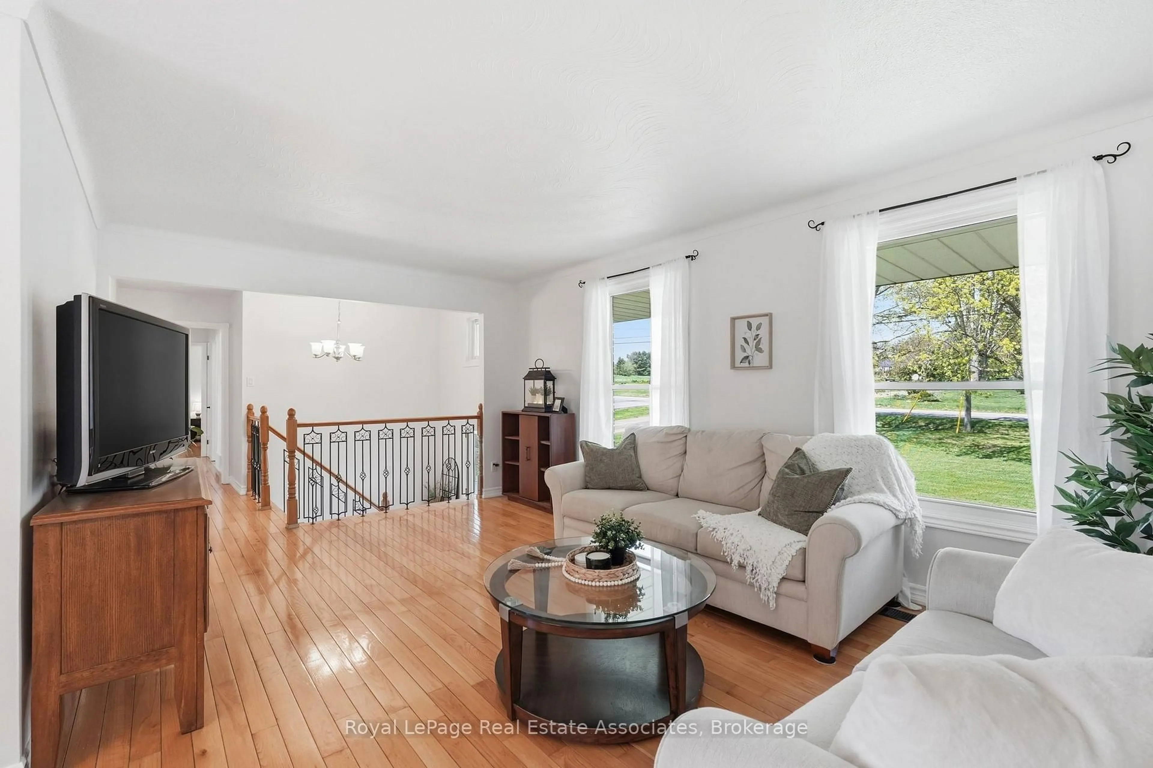 Living room with furniture, unknown for 420 Concession 5 Rd, Hamilton Ontario L8B 0L5