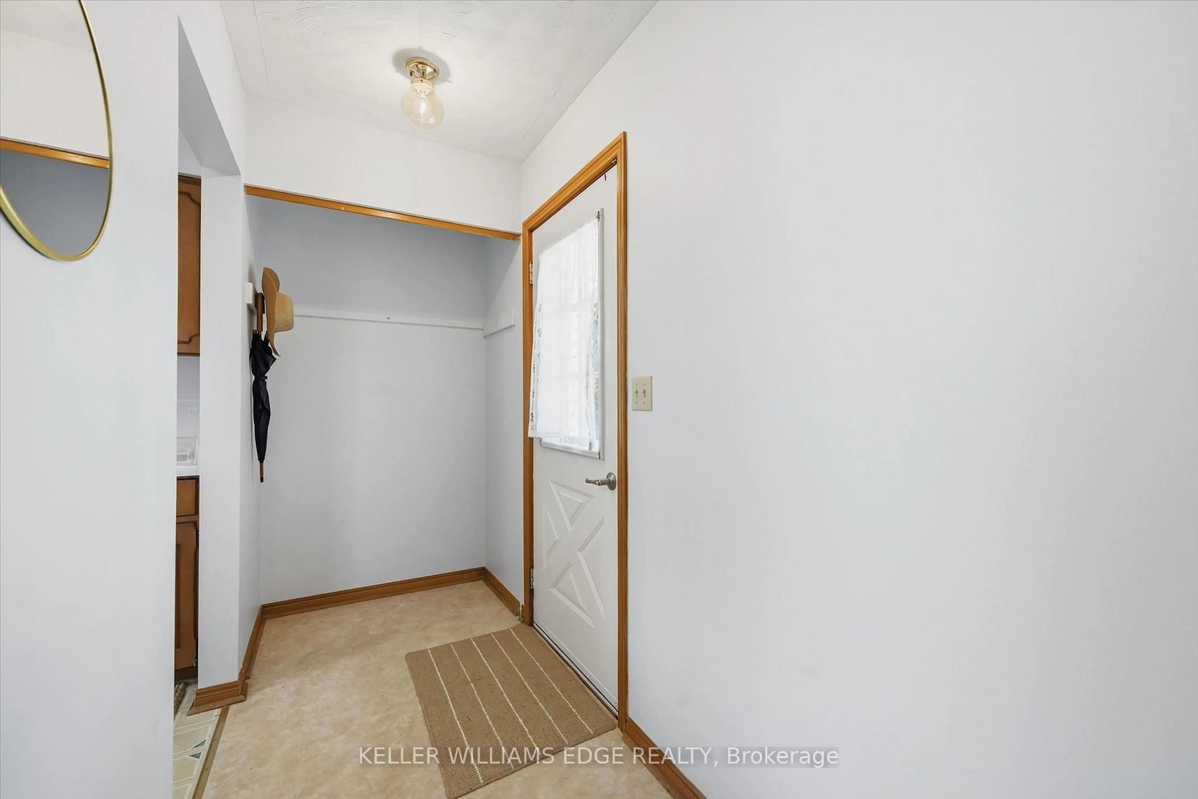 Indoor entryway for 17 Richardson Dr, Norfolk Ontario N0A 1N4