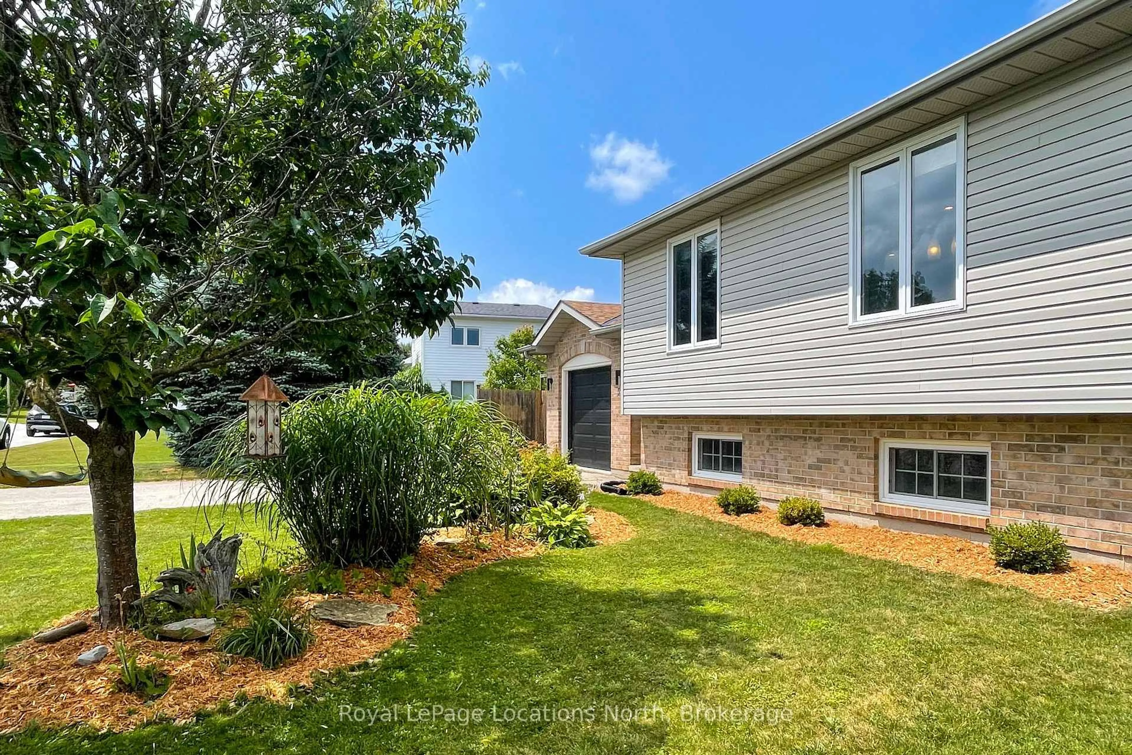 Home with vinyl exterior material, street for 54 Albery Crt, Meaford Ontario N4L 1J8