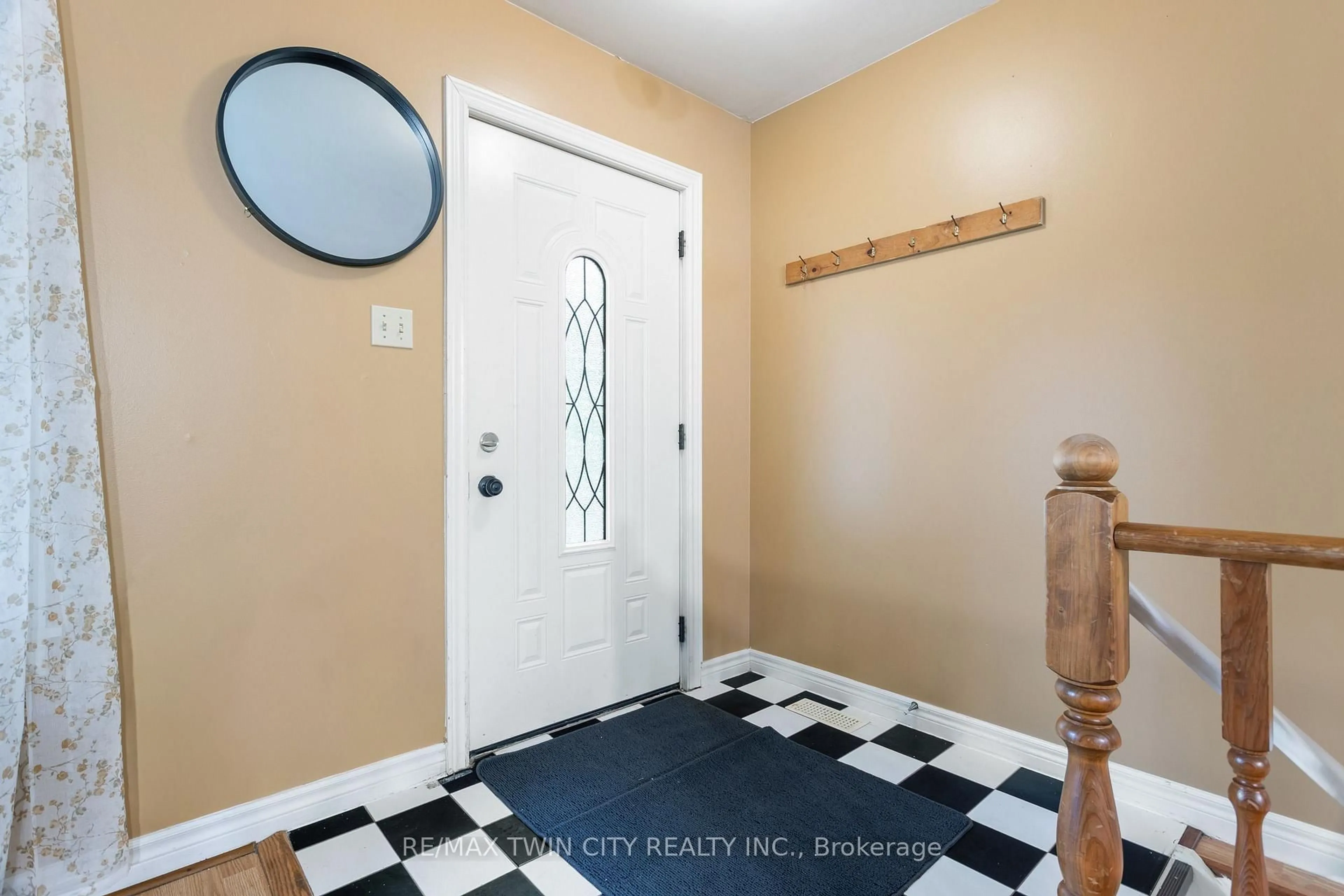 Indoor entryway for 25 SAUNBY St, London North Ontario N6G 1A2
