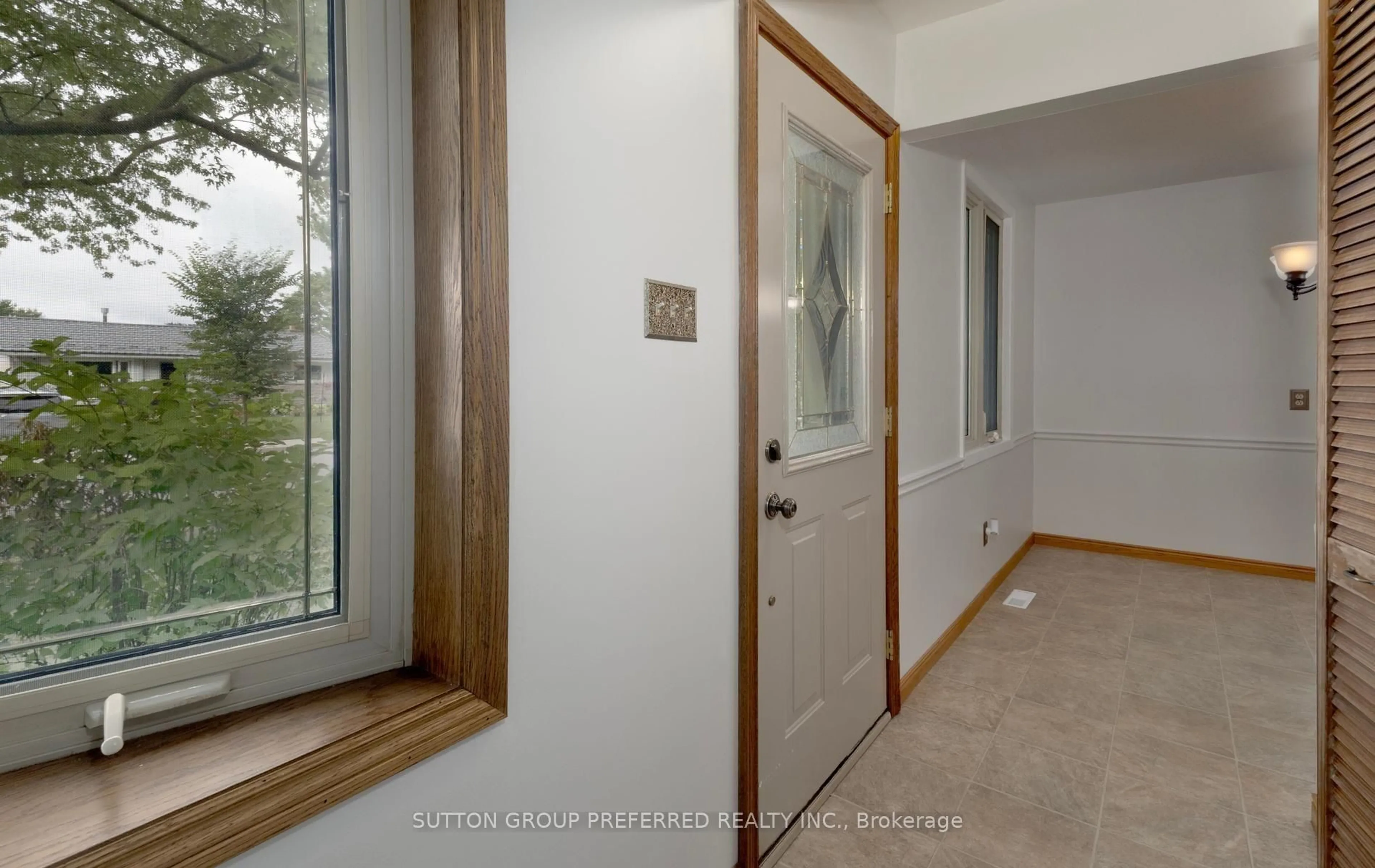 Indoor foyer for 55 Jena Cres, London East Ontario N5V 1L3