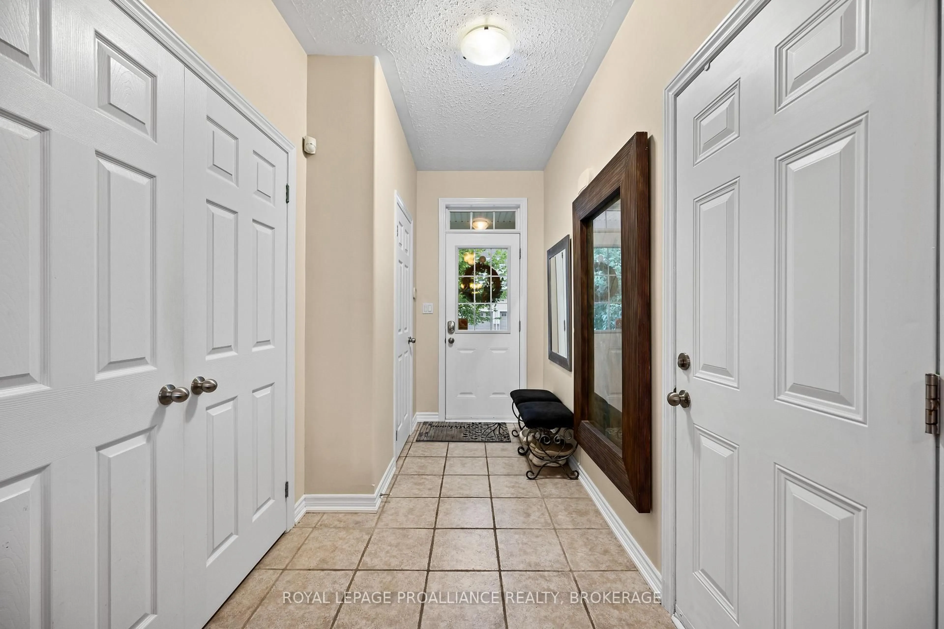 Indoor entryway for 901 Ascot Lane, Kingston Ontario K7K 0C8