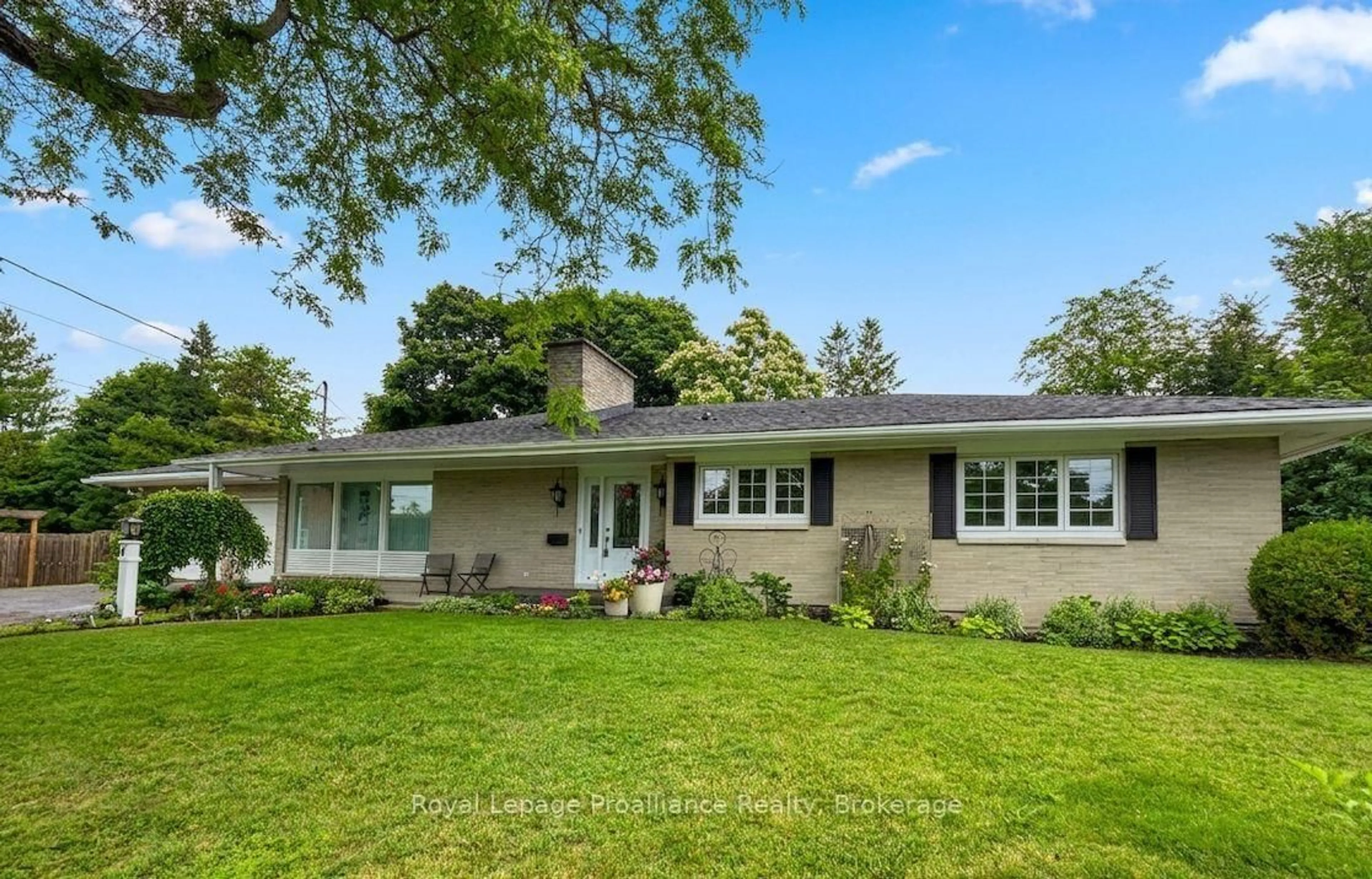 Home with vinyl exterior material, unknown for 7 Eastwood Park Dr, Belleville Ontario K8N 1W3