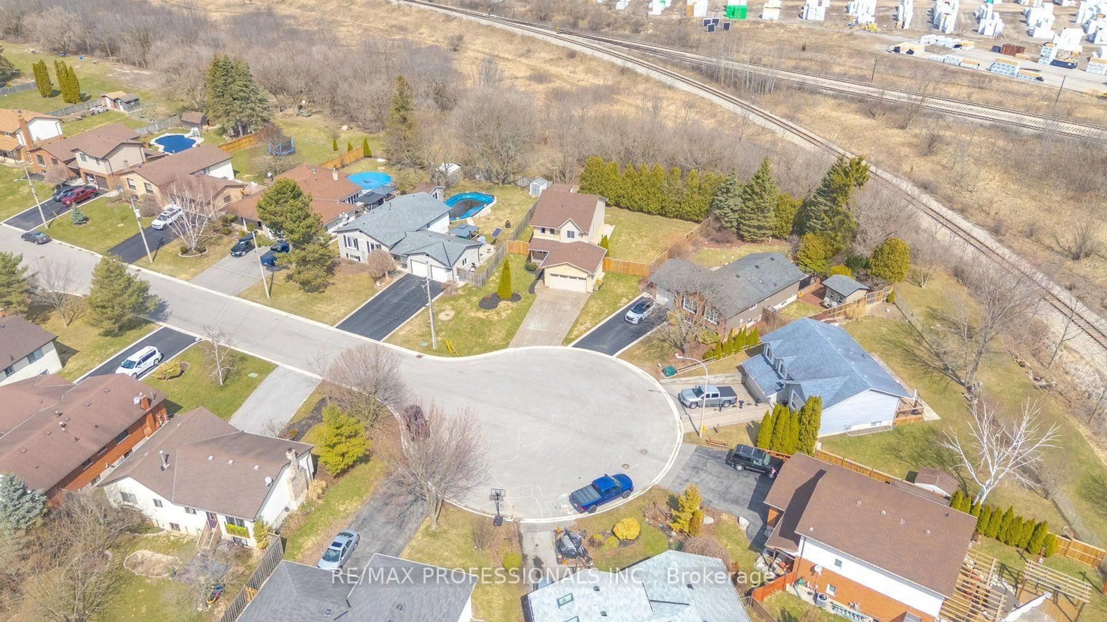 A pic from outside/outdoor area/front of a property/back of a property/a pic from drone, street for 200 Morrison Dr, Haldimand Ontario N3W 1A8