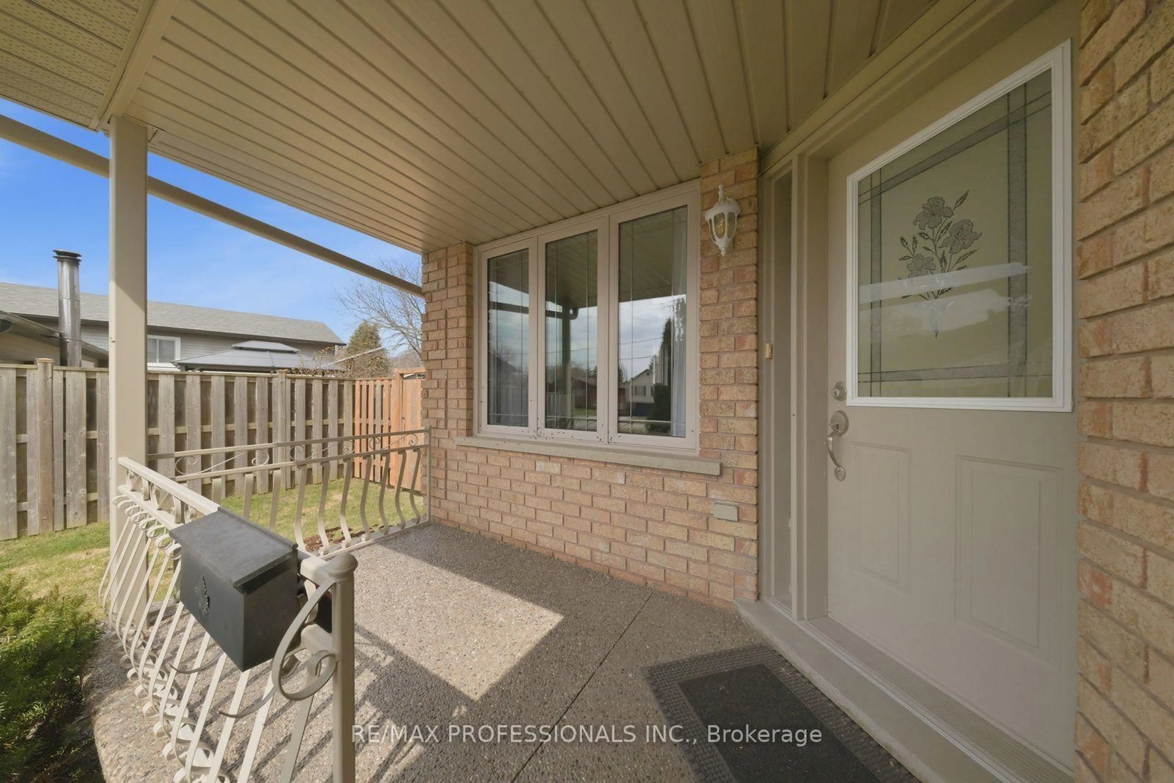 Patio, street for 200 Morrison Dr, Haldimand Ontario N3W 1A8