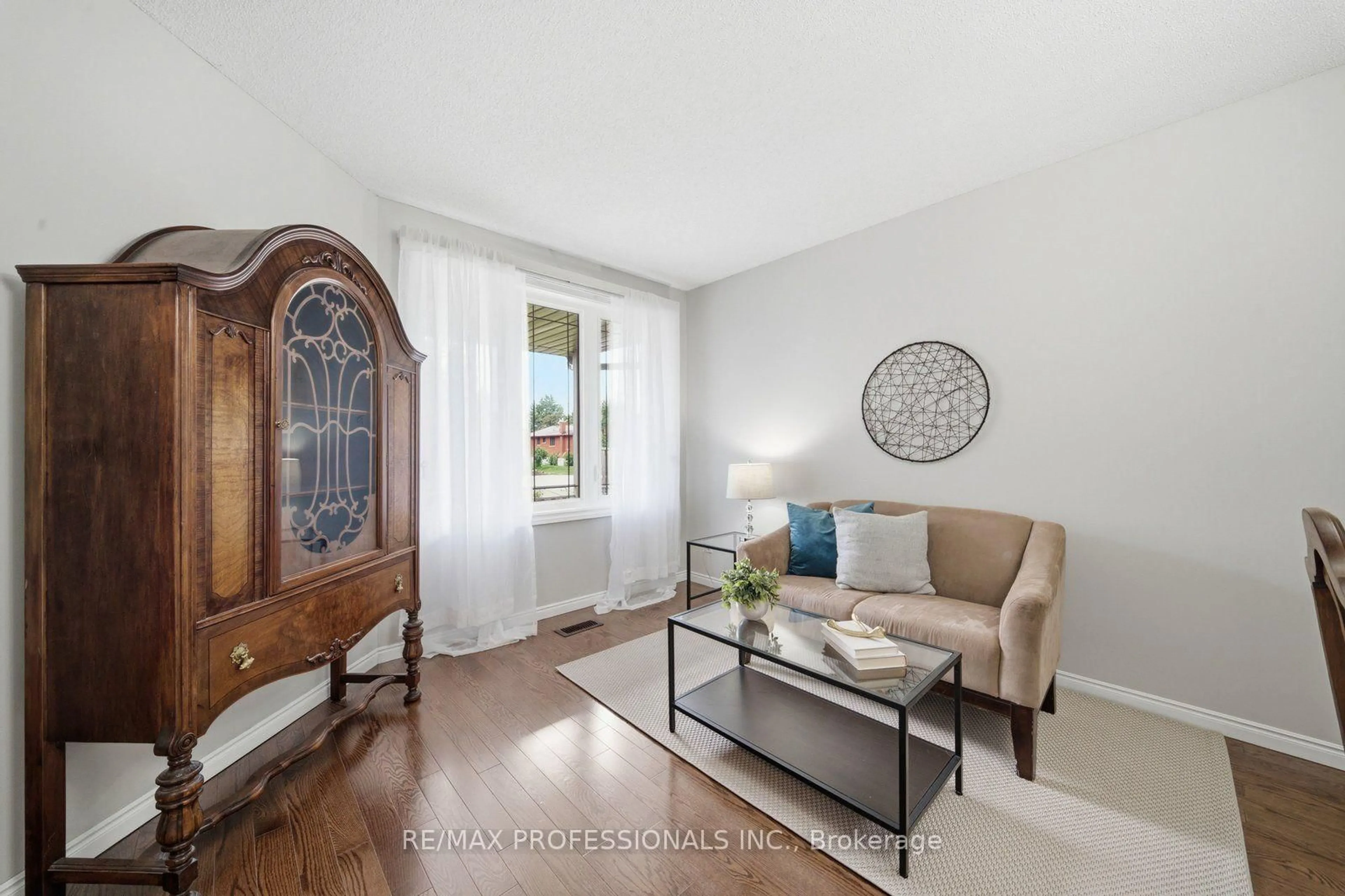 Living room with furniture, unknown for 200 Morrison Dr, Haldimand Ontario N3W 1A8