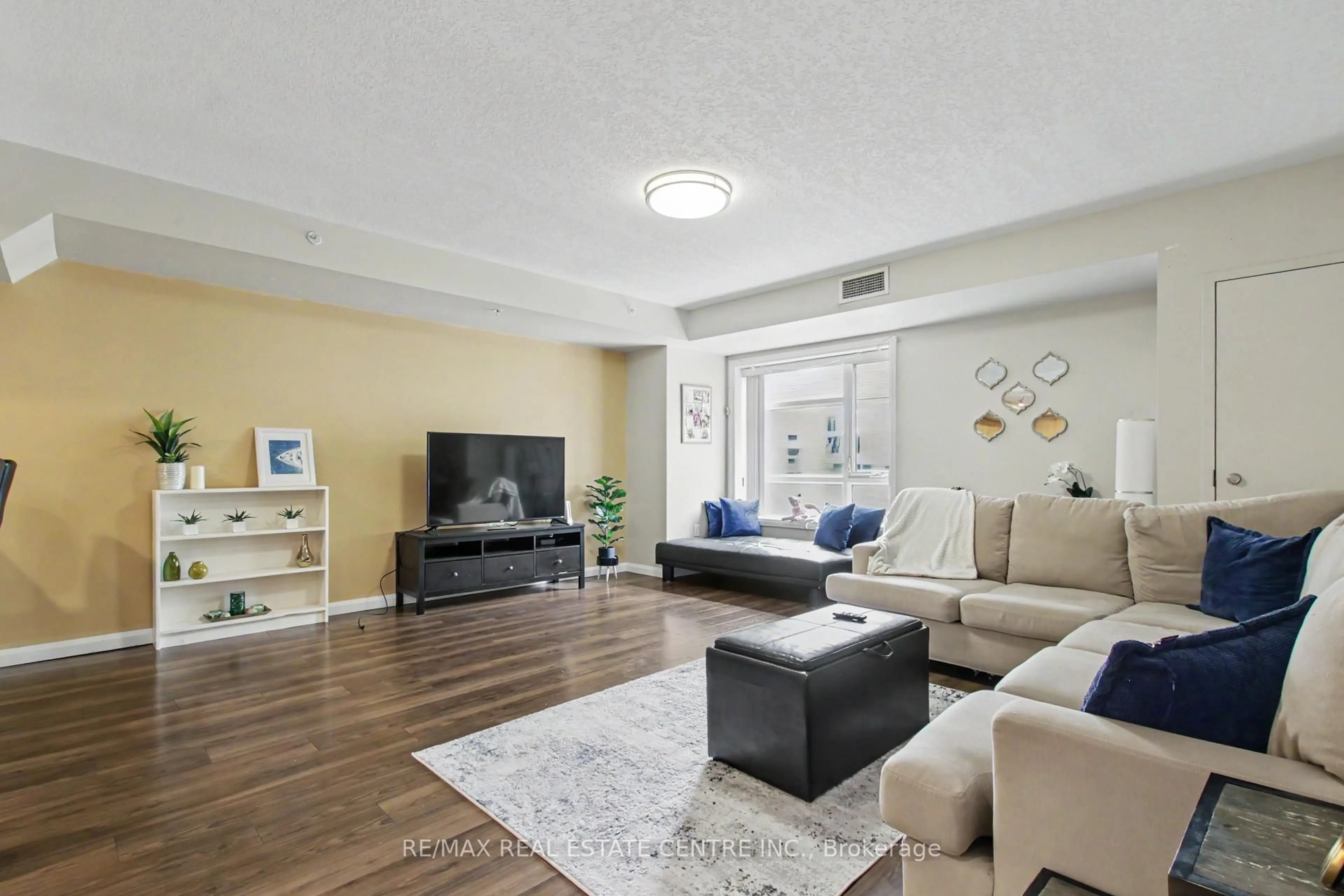 Living room with furniture, unknown for 96 University Ave, Waterloo Ontario N2L 3C9
