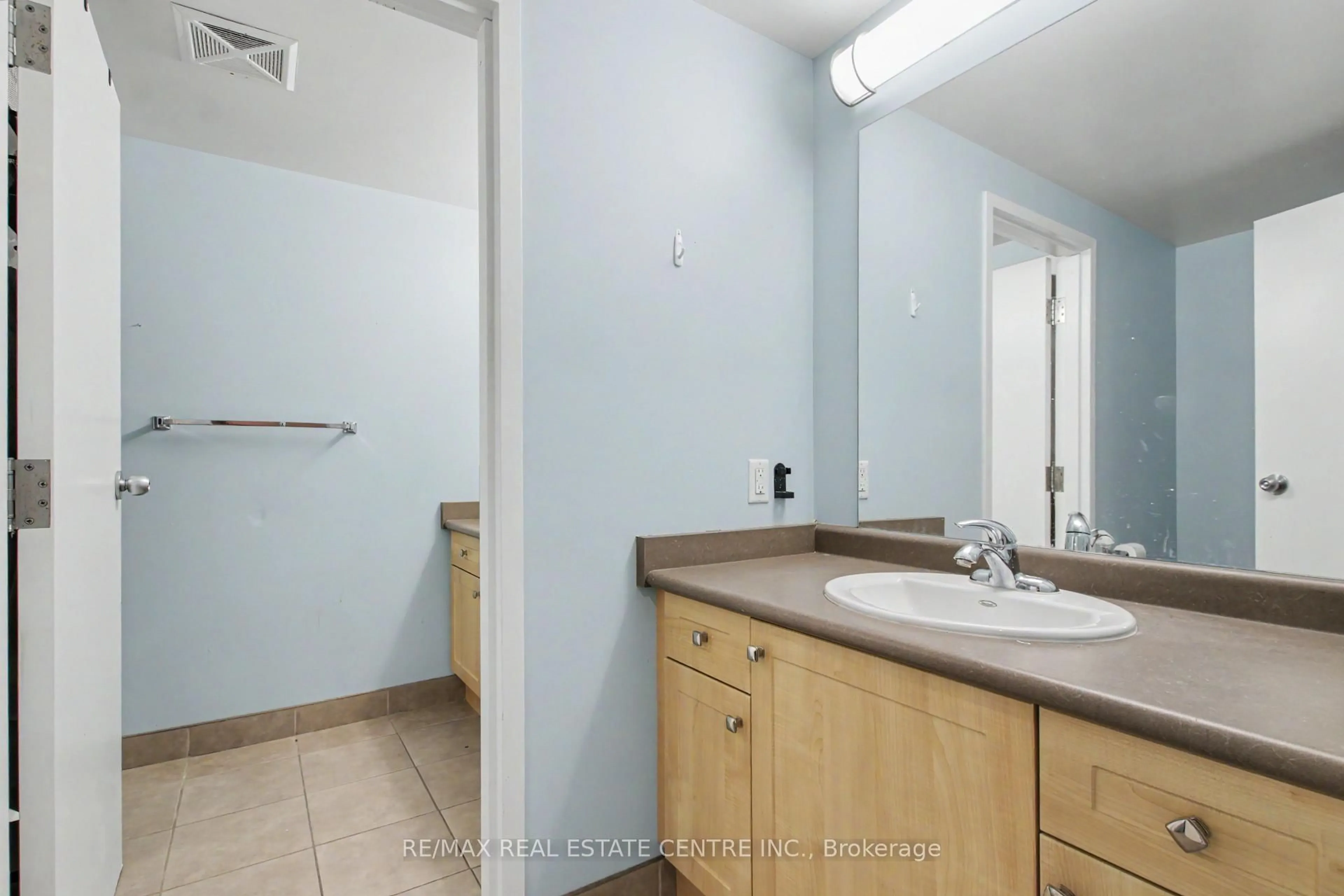 Standard bathroom, unknown for 96 University Ave, Waterloo Ontario N2L 3C9