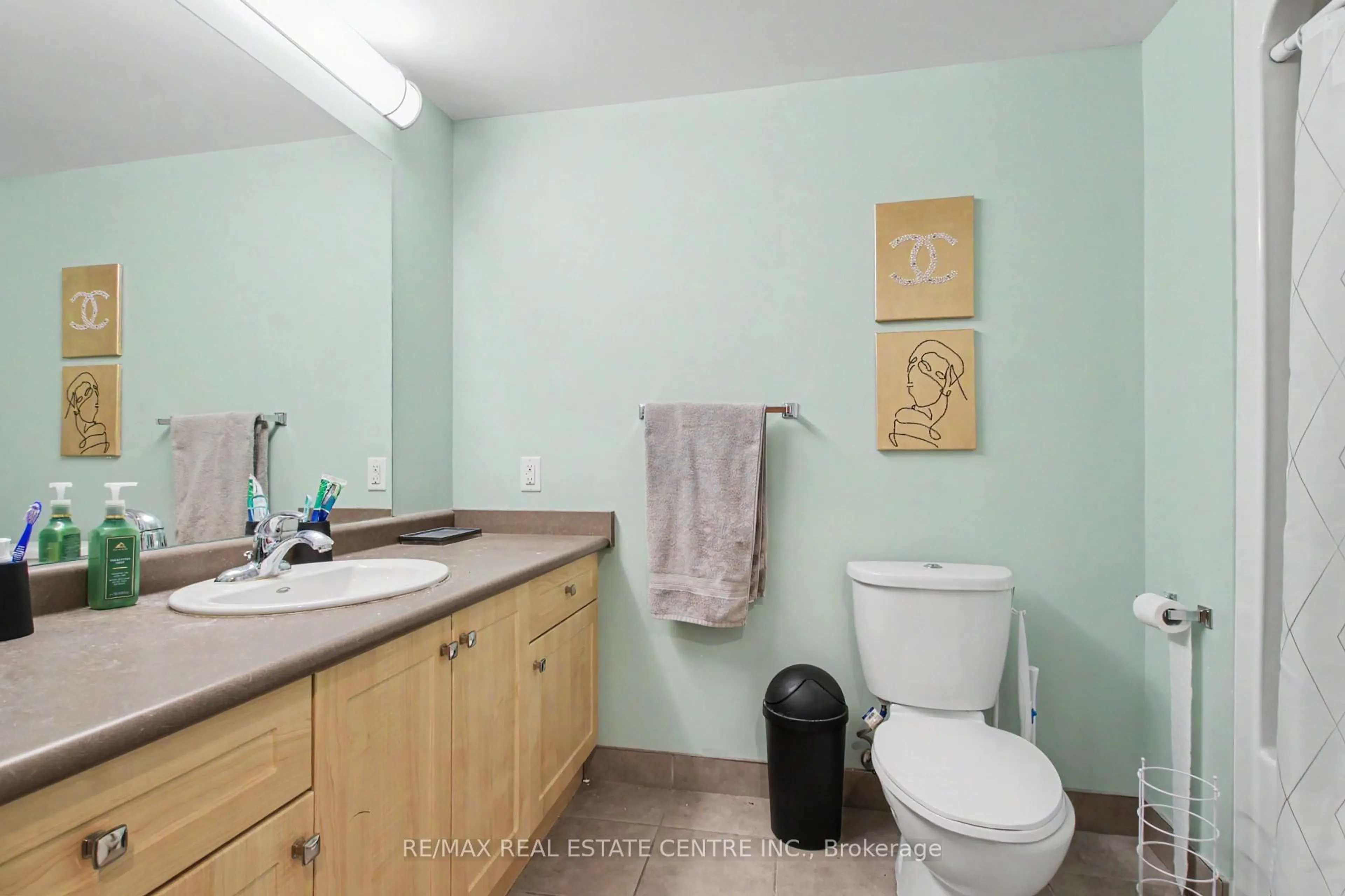 Standard bathroom, unknown for 96 University Ave, Waterloo Ontario N2L 3C9
