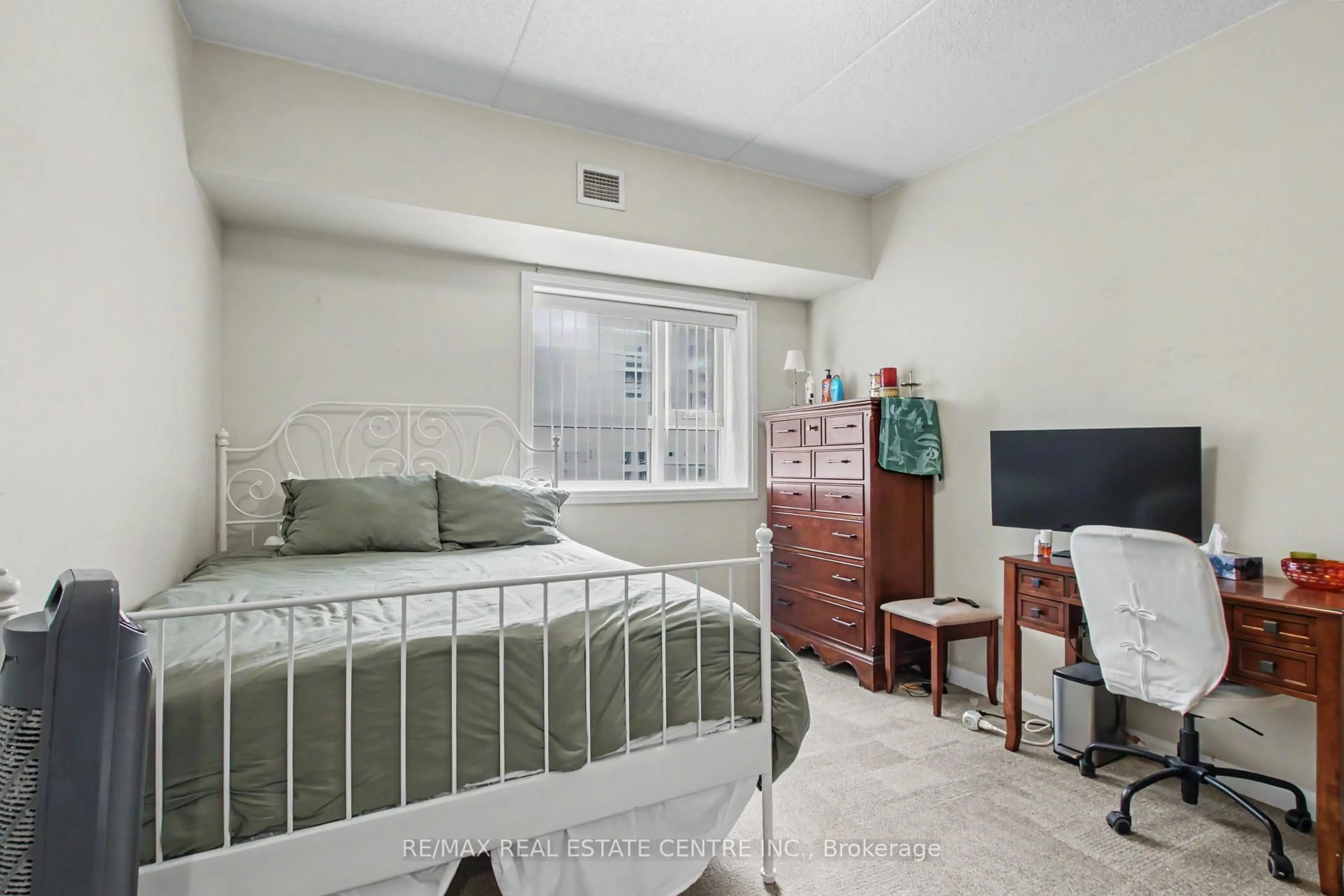 A pic of a room for 96 University Ave, Waterloo Ontario N2L 3C9