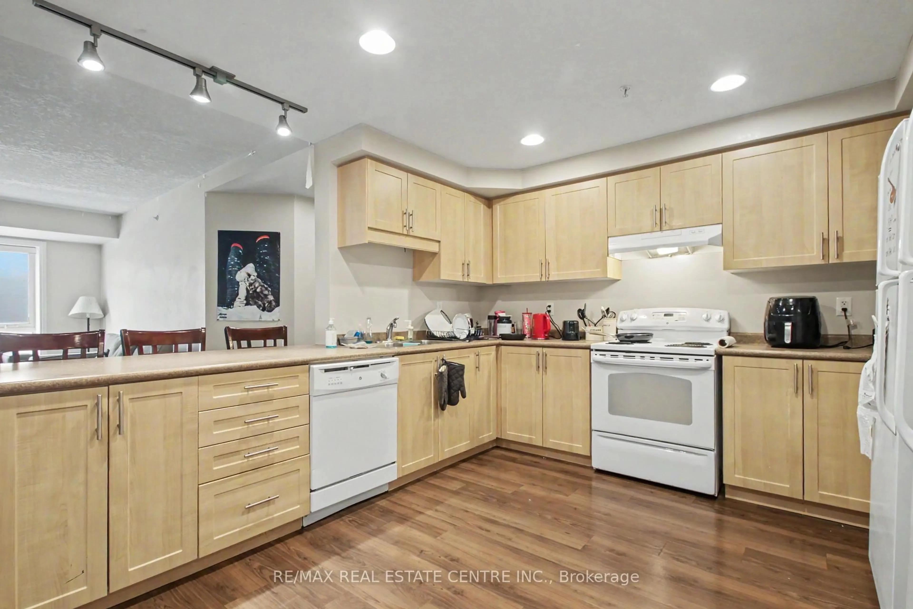 Standard kitchen, wood/laminate floor for 96 University Ave, Waterloo Ontario N2L 3C9
