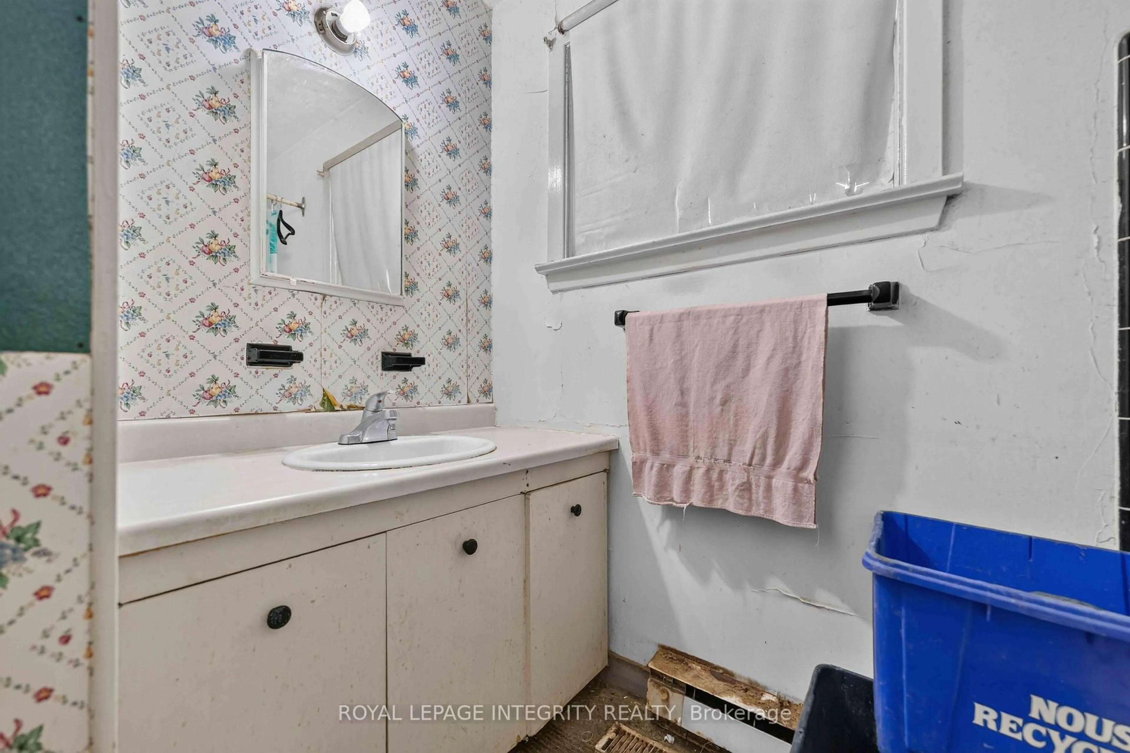 Standard bathroom, unknown for 1274 Woodroffe Ave, Ottawa Ontario K2C 2T6