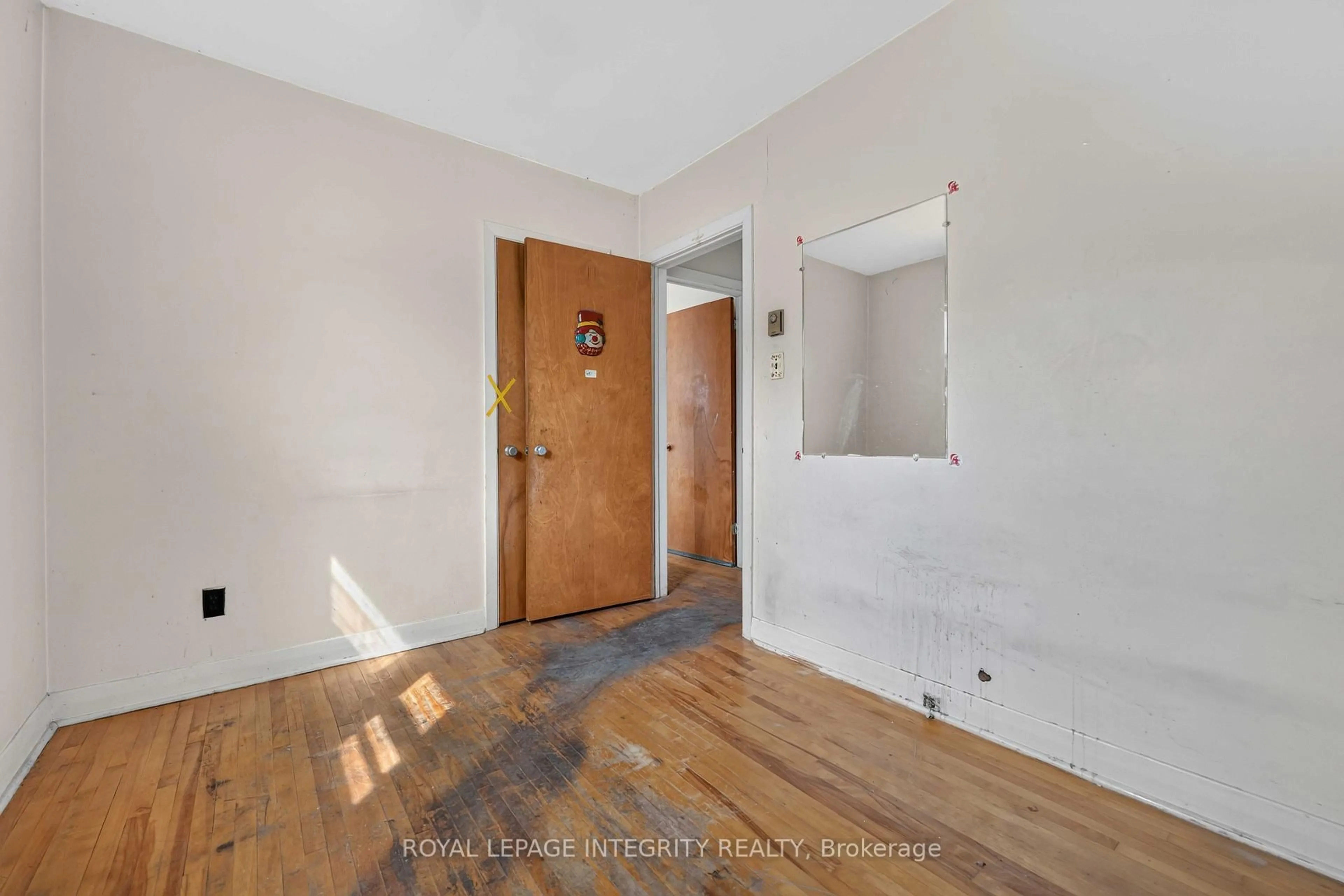 Indoor entryway for 1274 Woodroffe Ave, Ottawa Ontario K2C 2T6